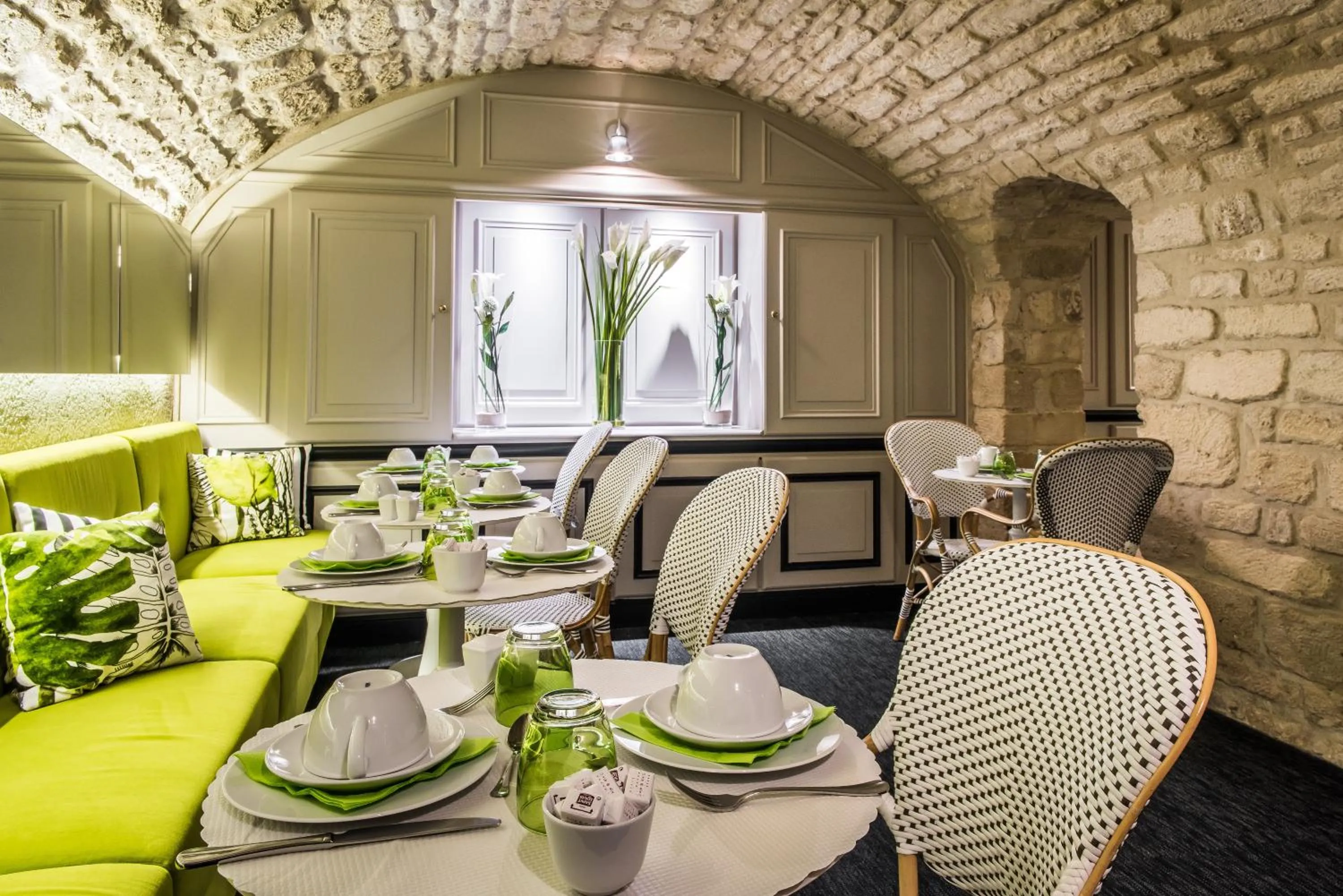 Buffet breakfast in Hôtel Jardin Le Bréa