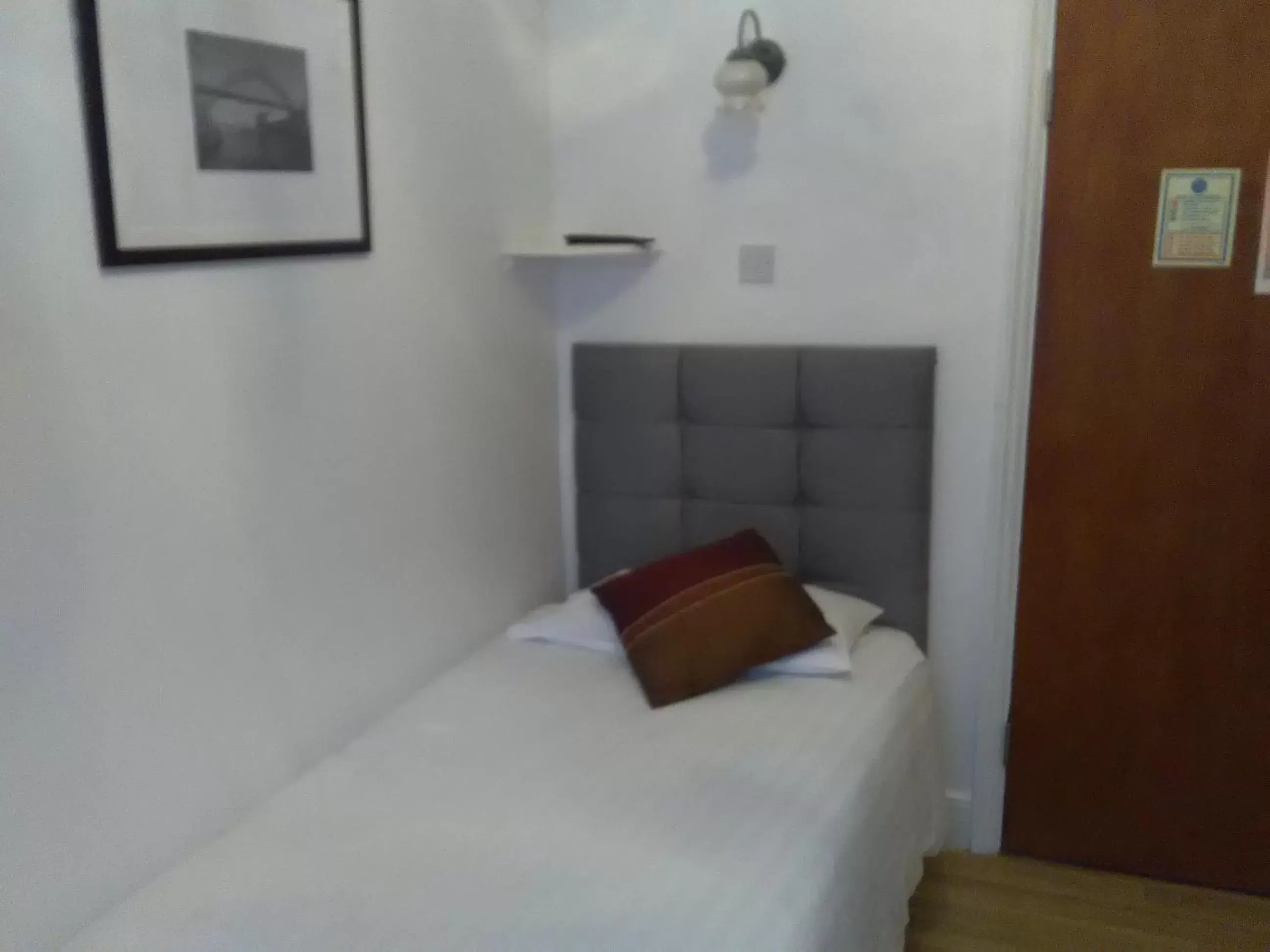 Budget Single Room in Clifton Hotel & Bar Newcastle