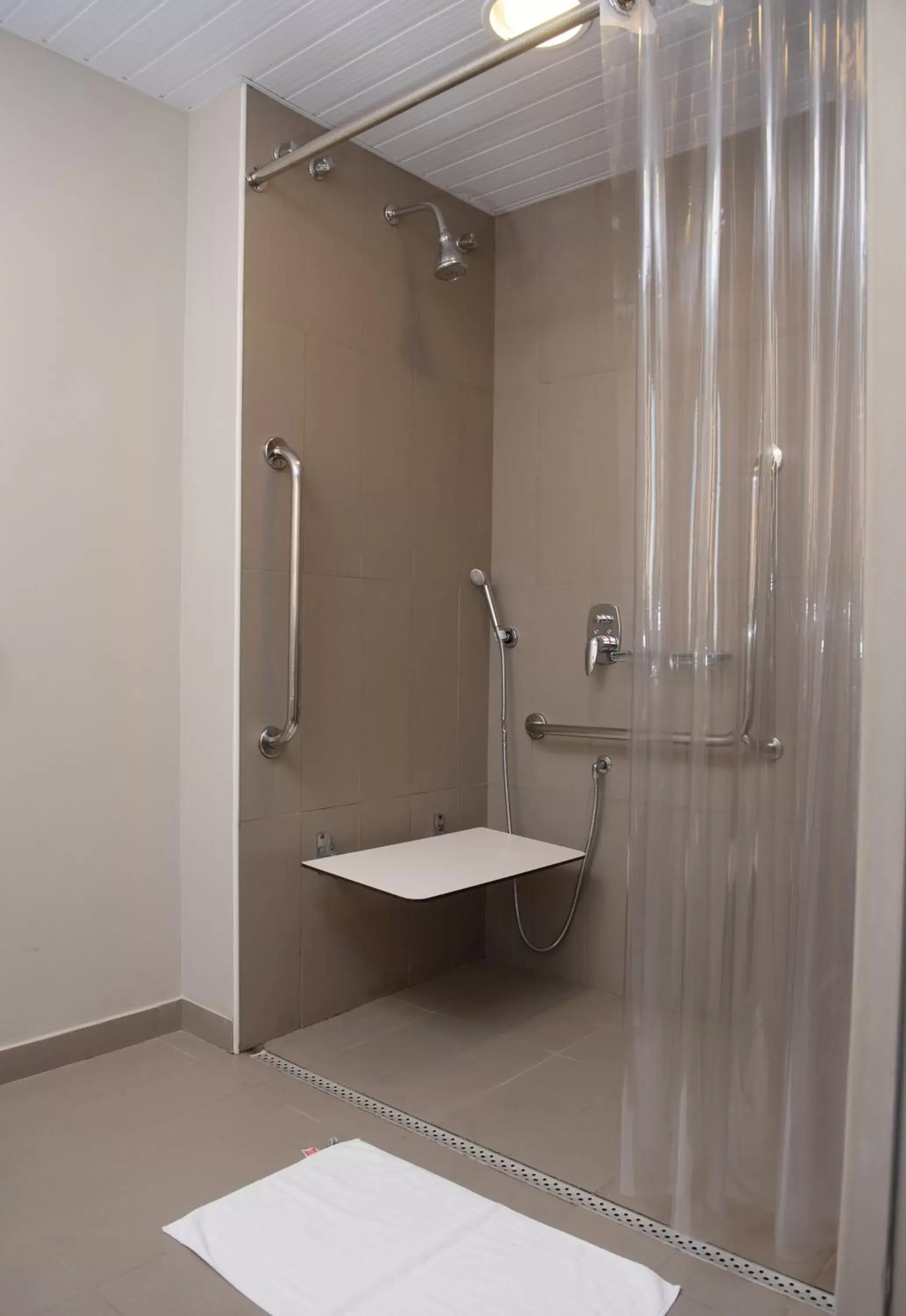 Shower, Bathroom in ibis Fortaleza Centro de Eventos