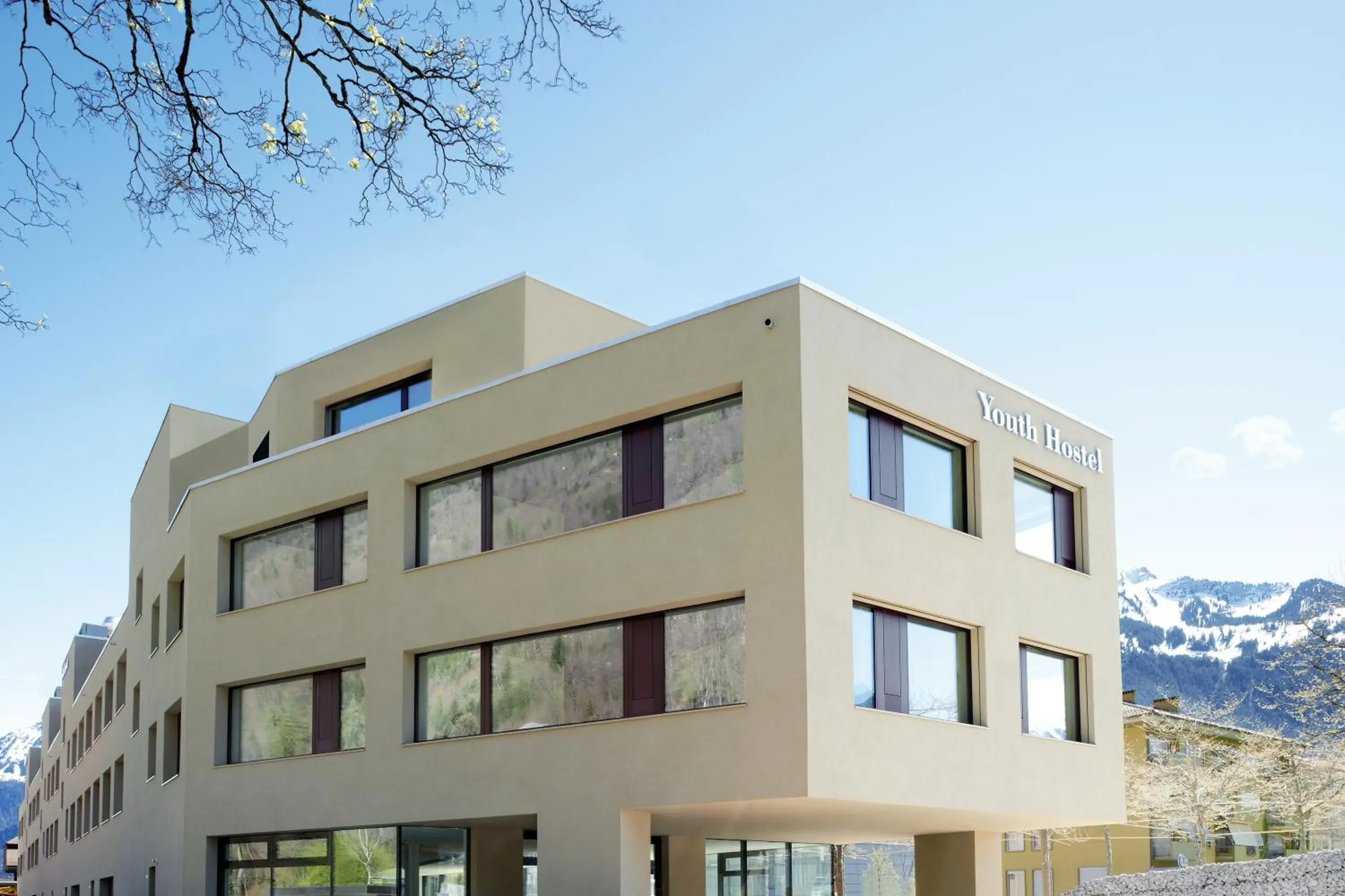 Facade/entrance, Property Building in Interlaken Youth Hostel