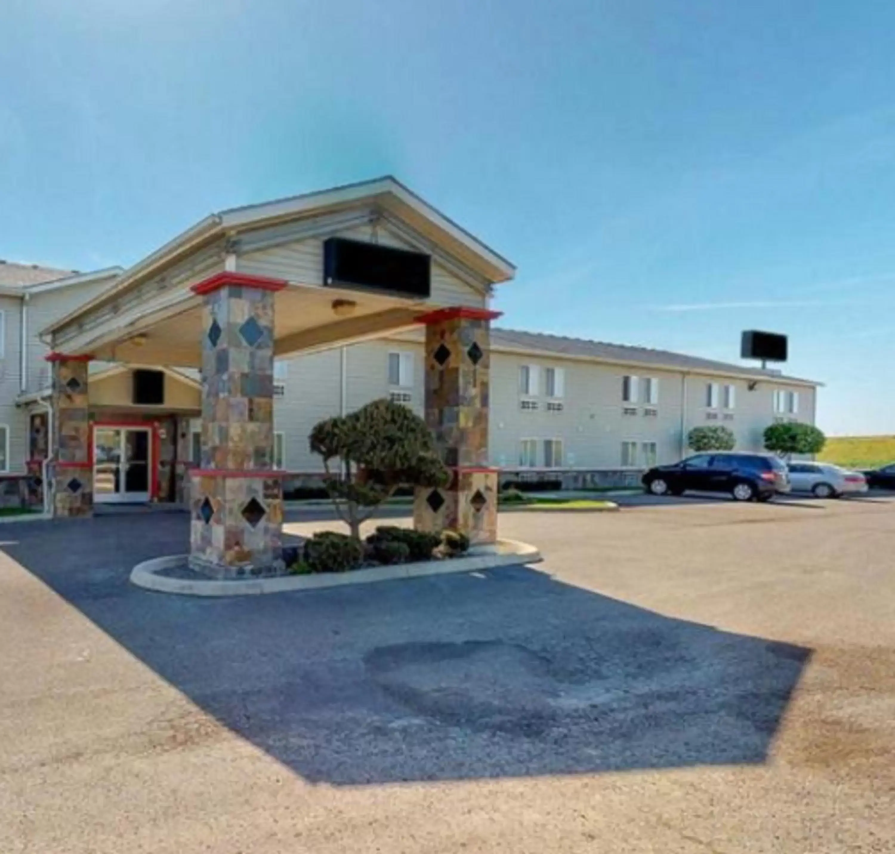 Property building in FairBridge Inn & Suites Sunnyside Property building in FairBridge Inn & Suites Sunnyside