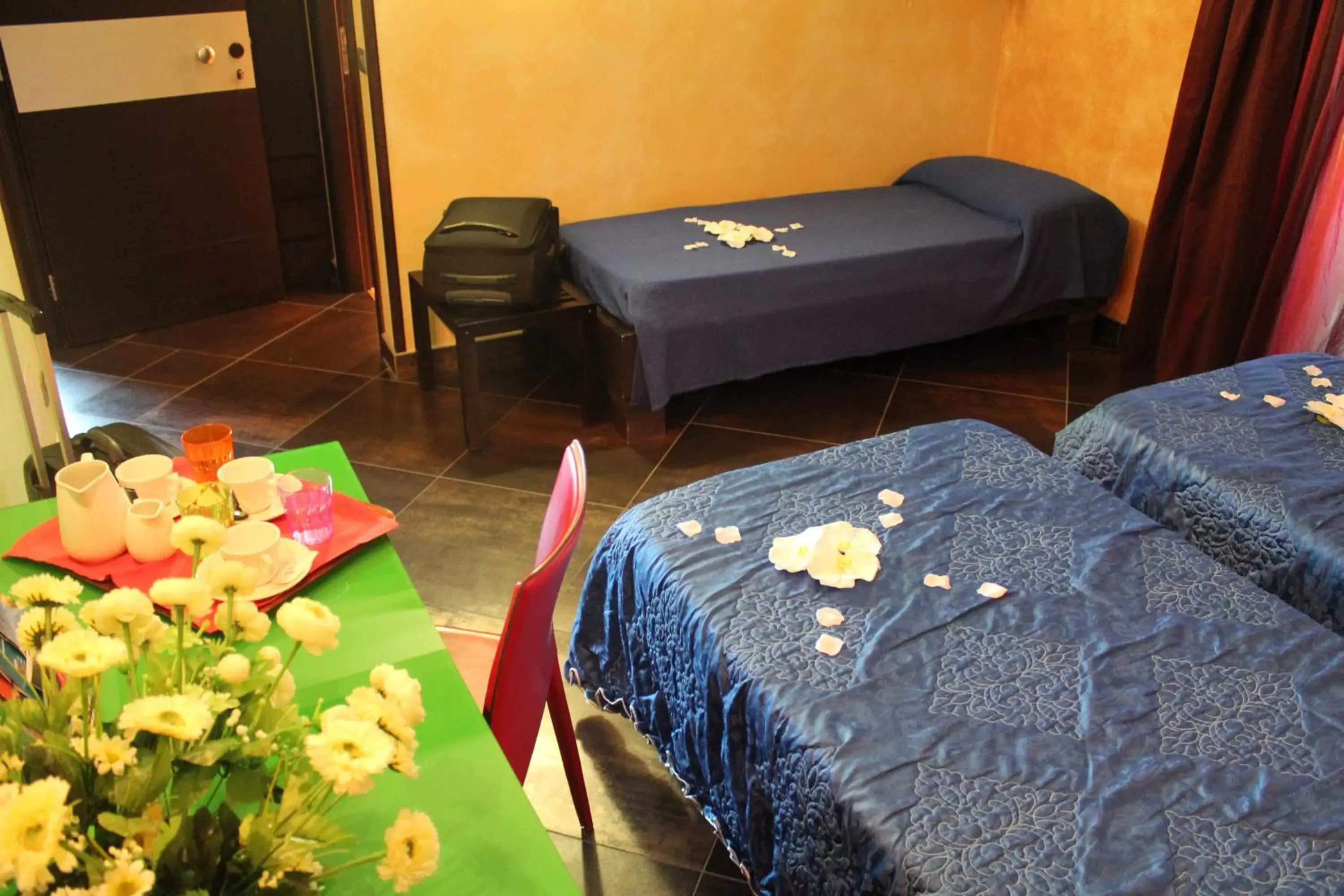 Photo of the whole room, Bed in Abalon Pompei Resort