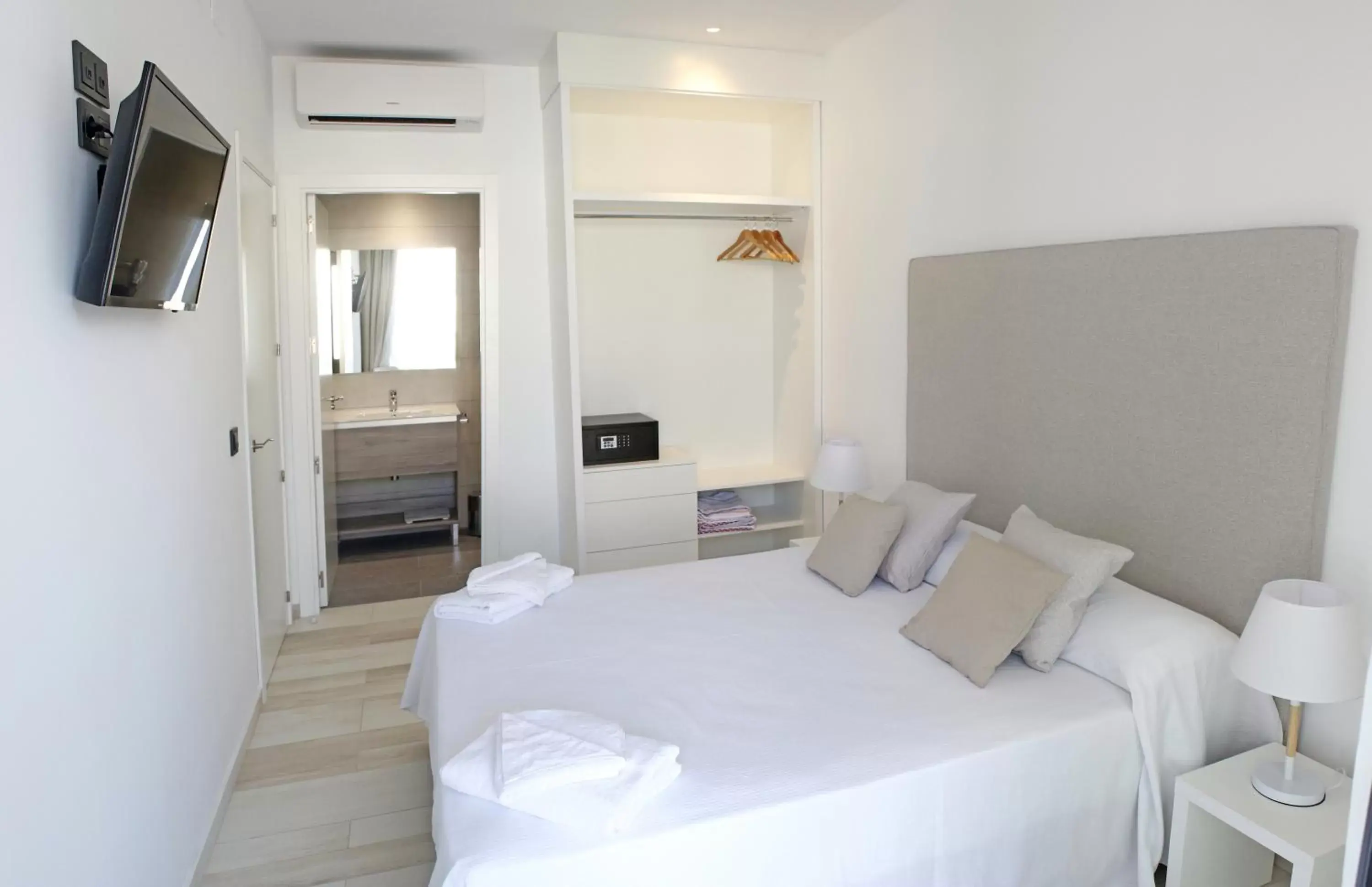 Photo of the whole room, Bed in AZAHAR BEACH Apartments & Spa