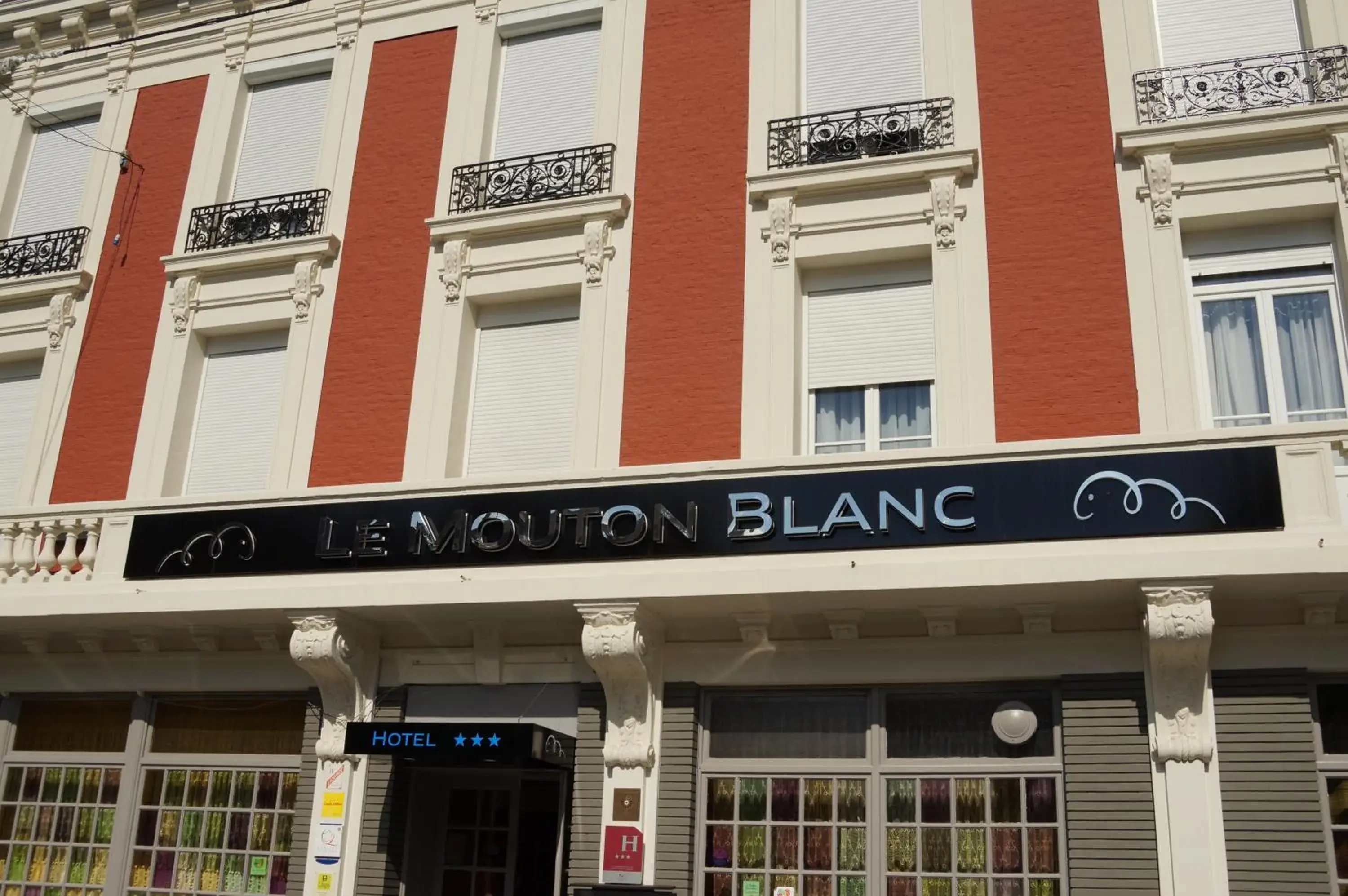 Facade/entrance, Property Building in Logis Le Mouton Blanc