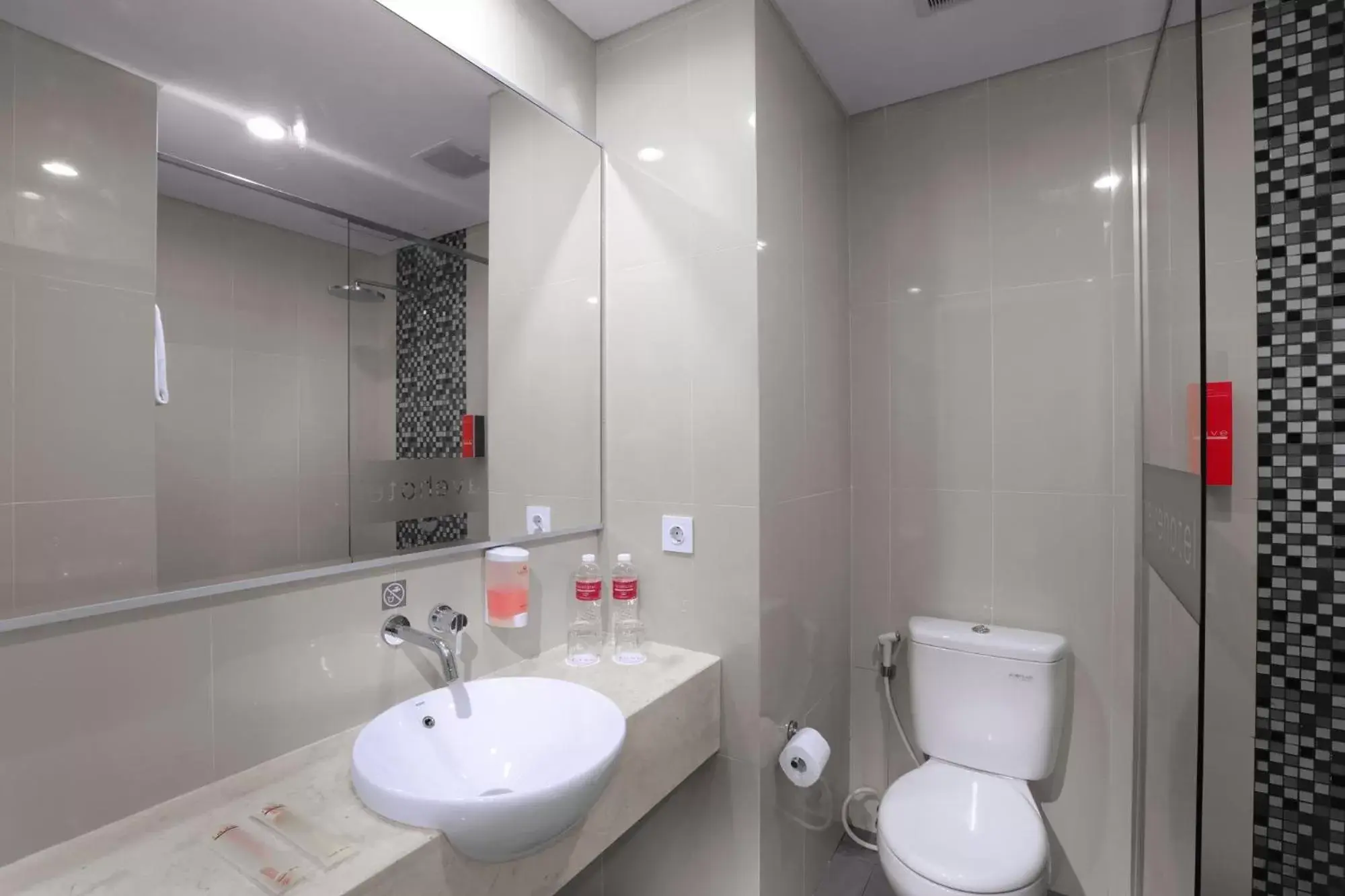 Bathroom in favehotel Bandara Tangerang