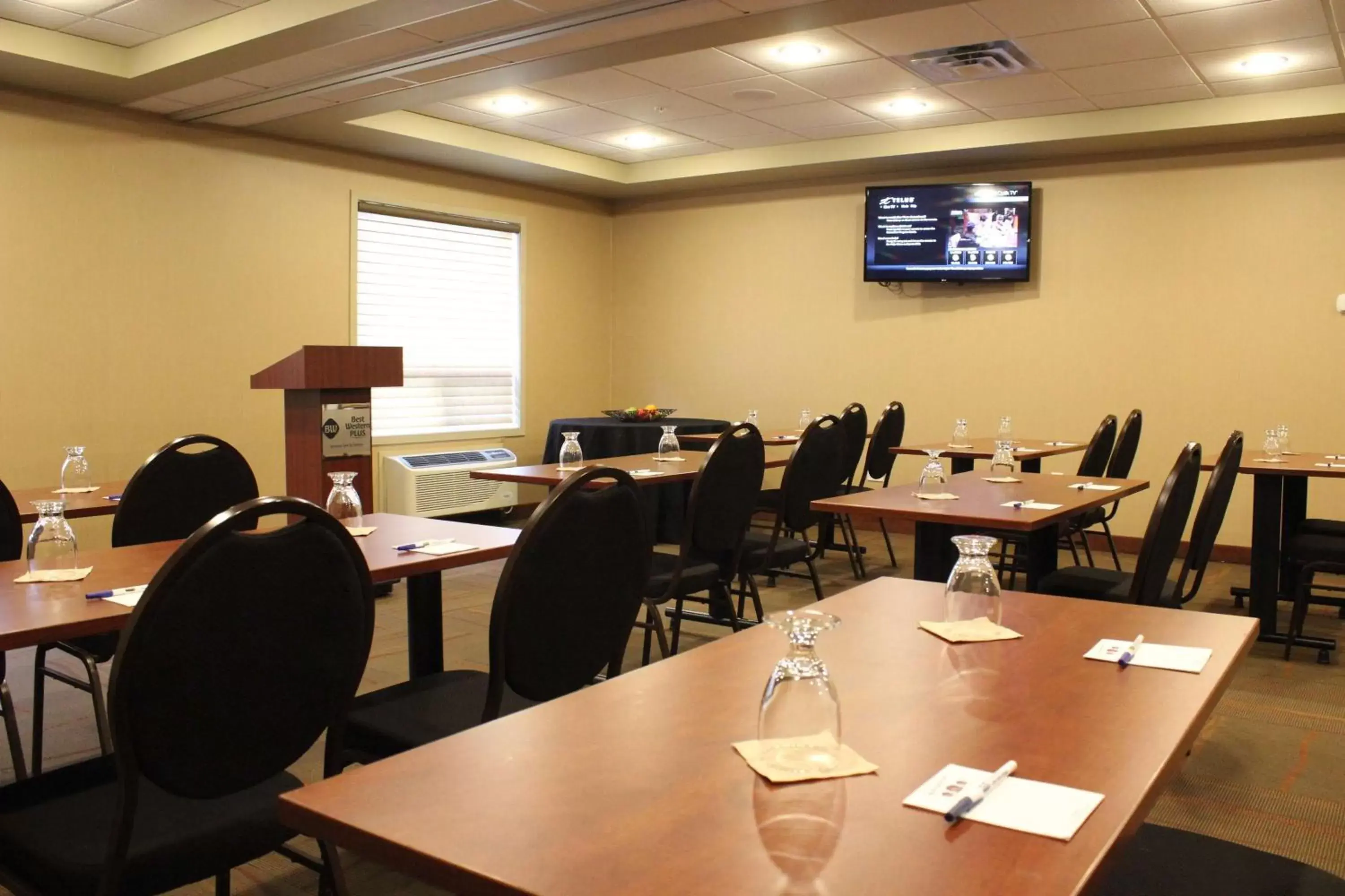 Meeting/conference room, Restaurant/Places to Eat in Best Western Plus Service Inn & Suites