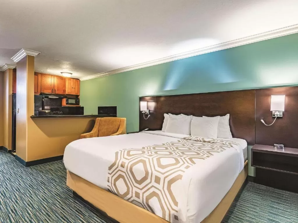Kitchen or kitchenette, Bed in La Quinta by Wyndham San Francisco Airport West Millbrae FREE AIRPORT SHUTTLE