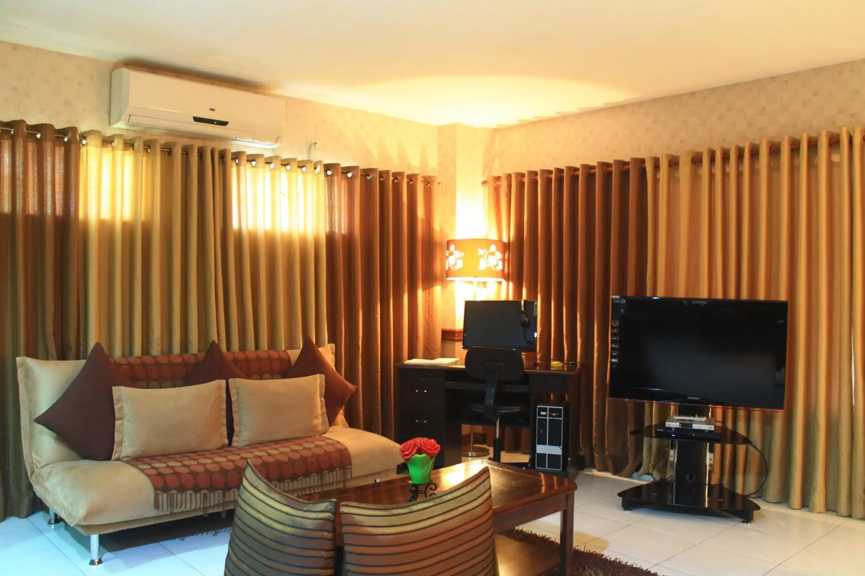 Living room, Seating Area in Subic Residencias