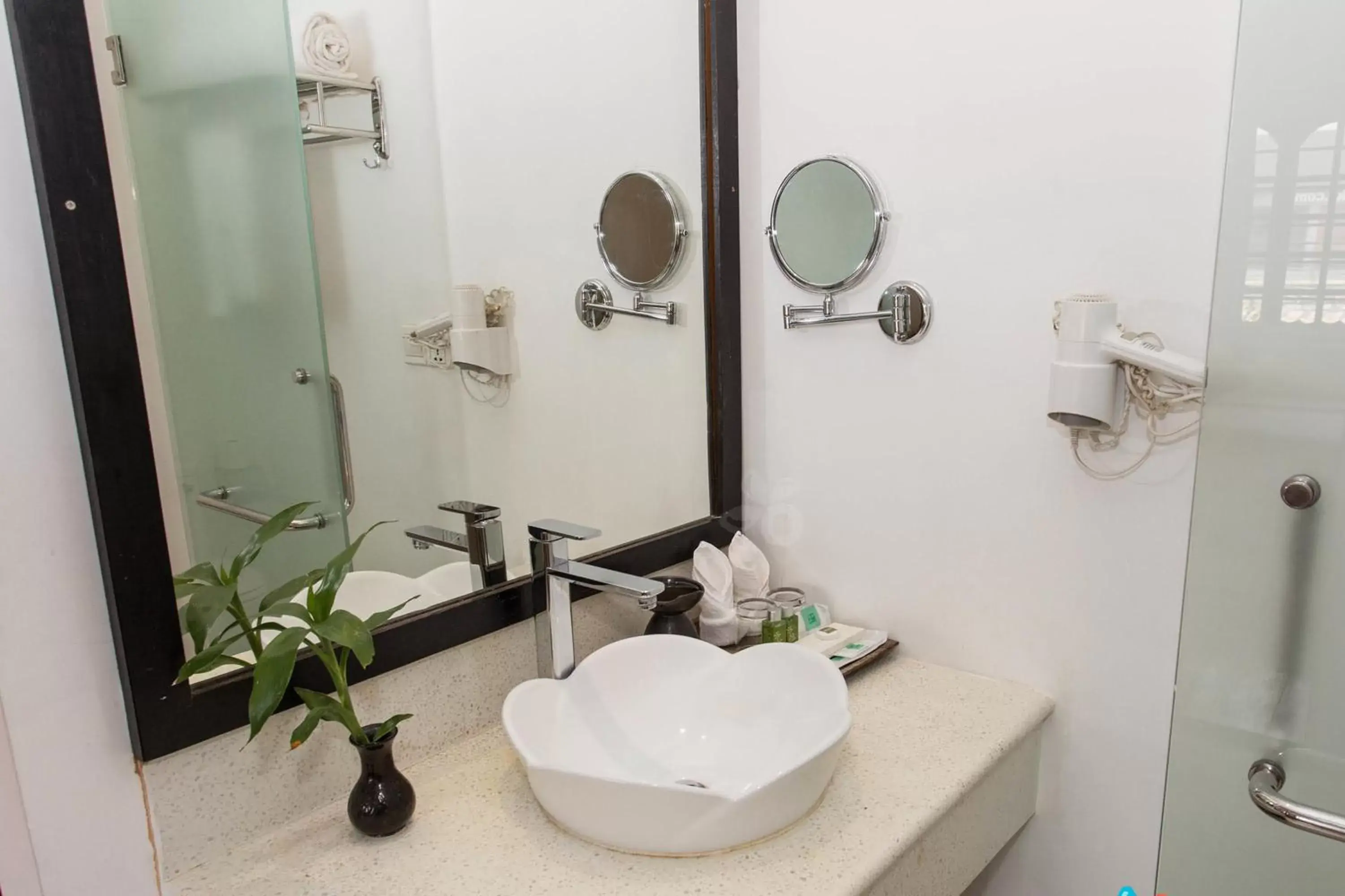 Bathroom in Apsara Centrepole Hotel