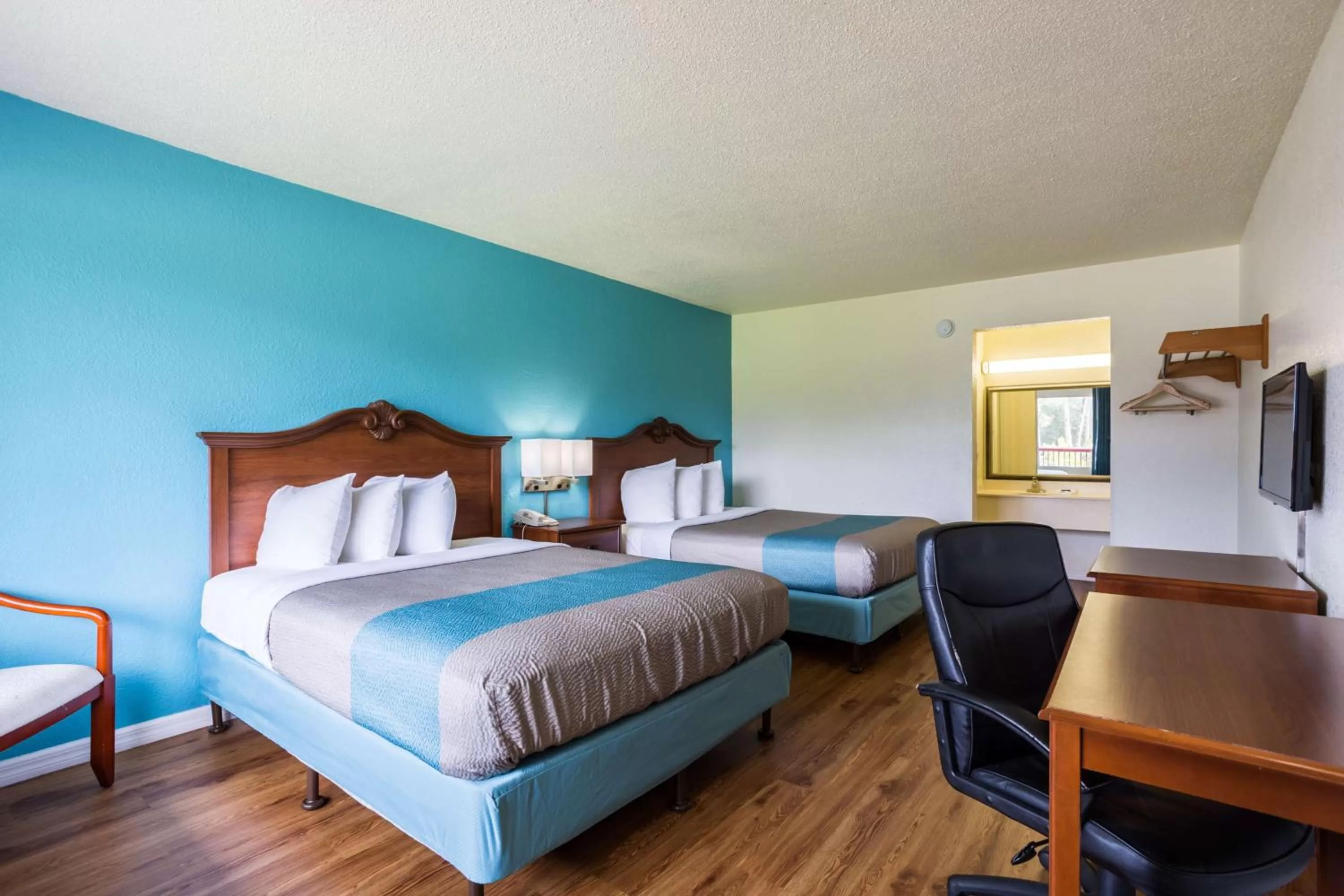 Bedroom, Bed in Motel 6-Spring Hill, FL - Weeki Wachee