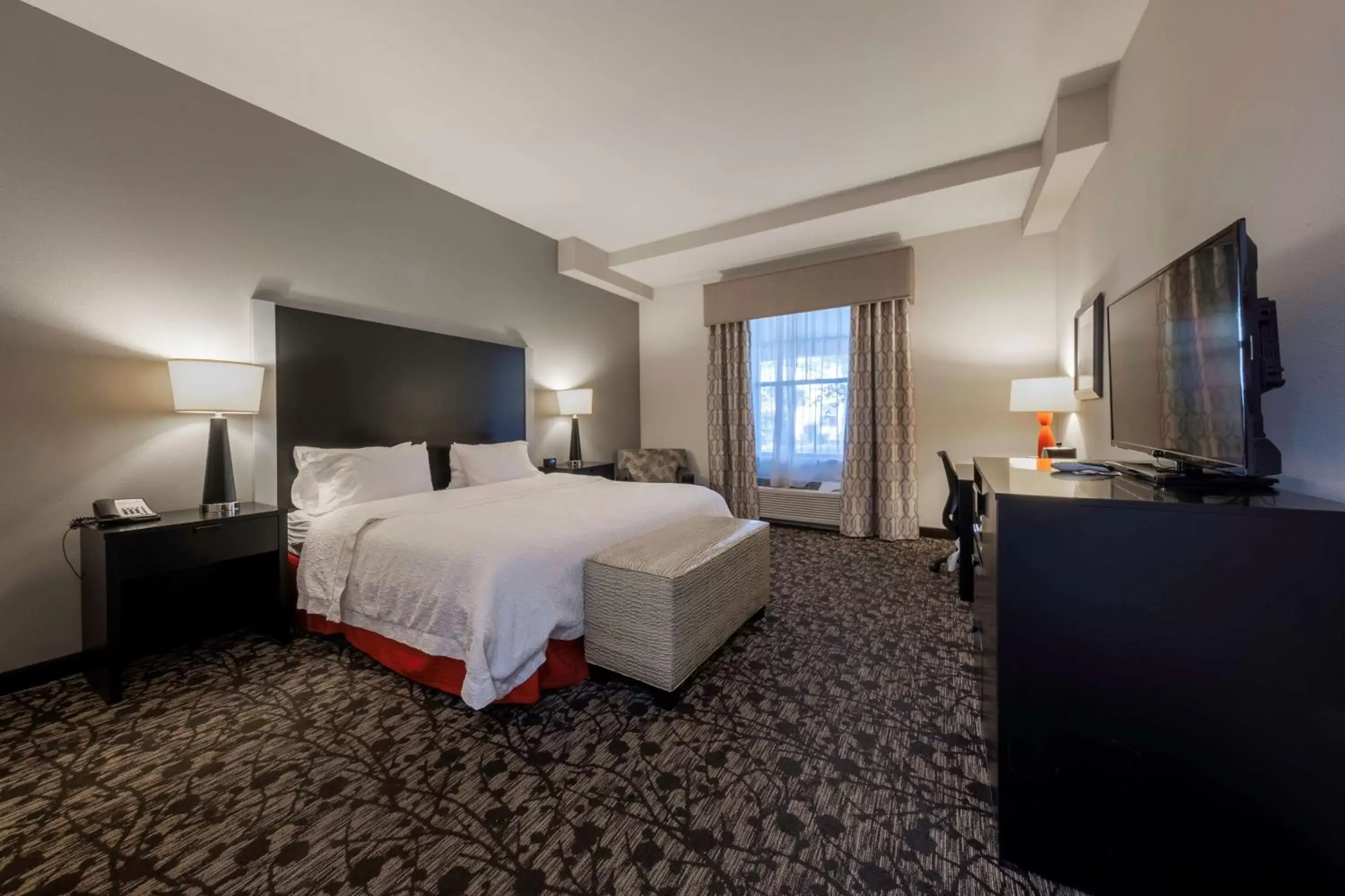Bedroom in Hampton Inn & Suites DuPont