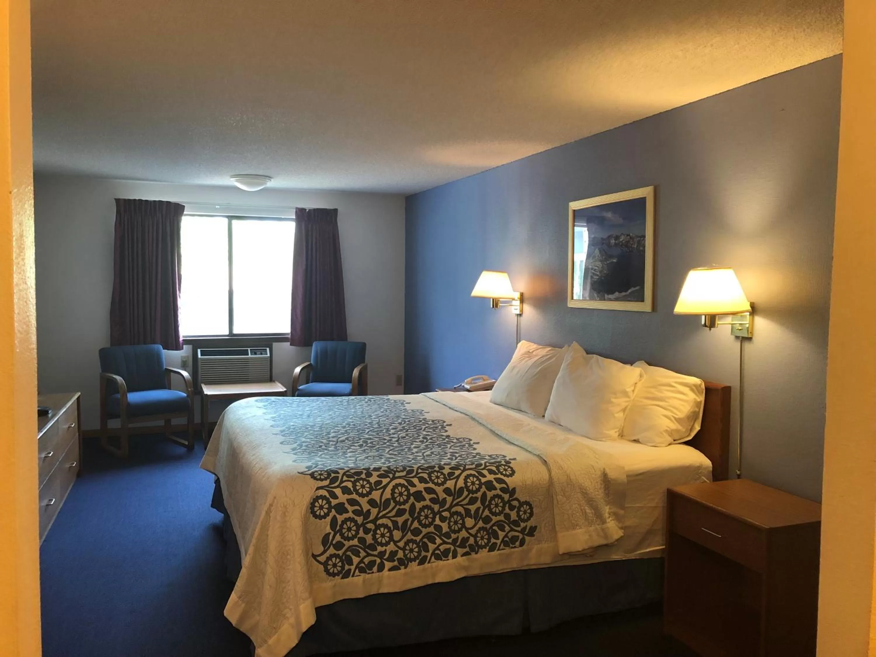 Photo of the whole room, Bed in Days Inn by Wyndham Corvallis