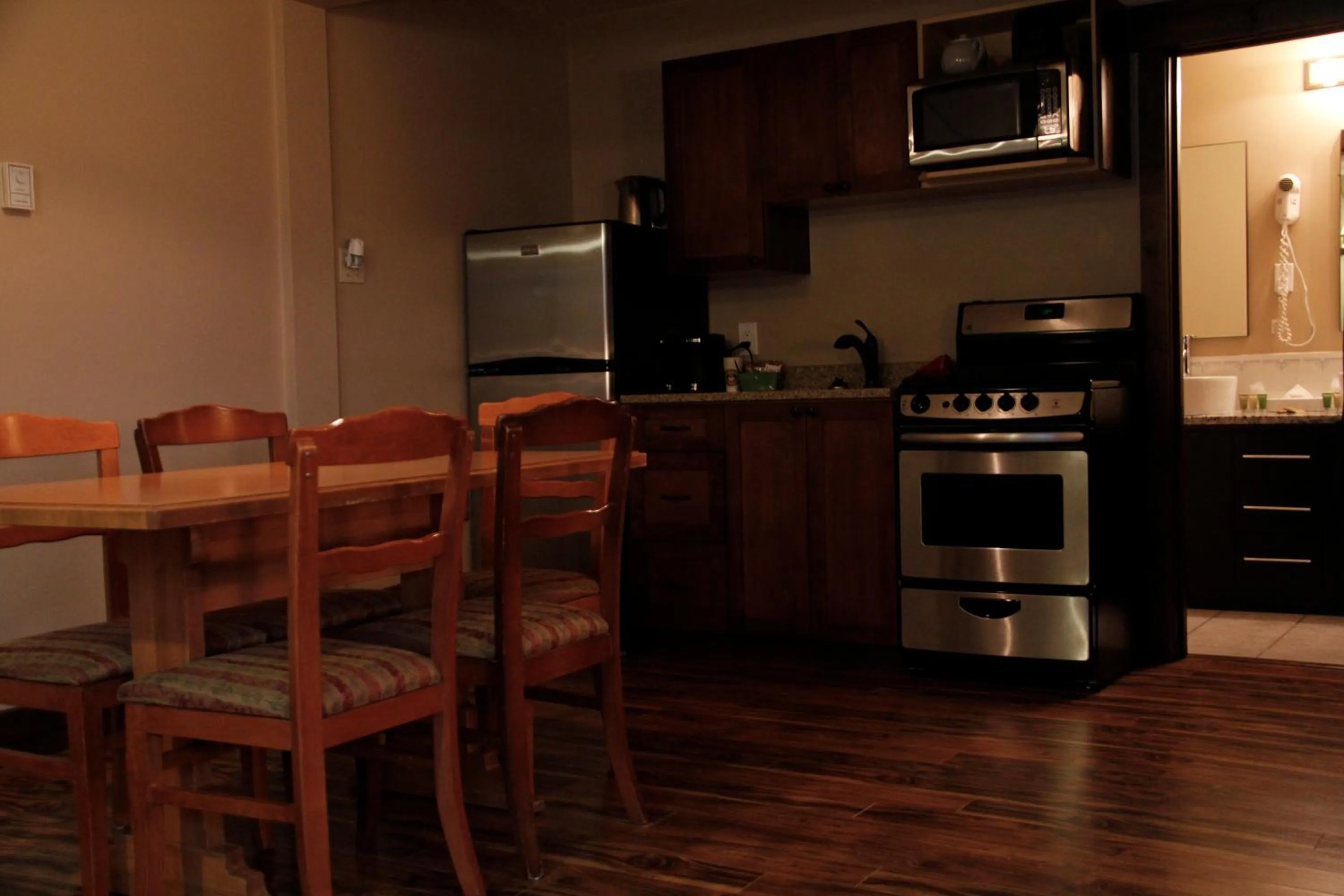 Cottage Suite with Three Queen Beds in Aspen Village