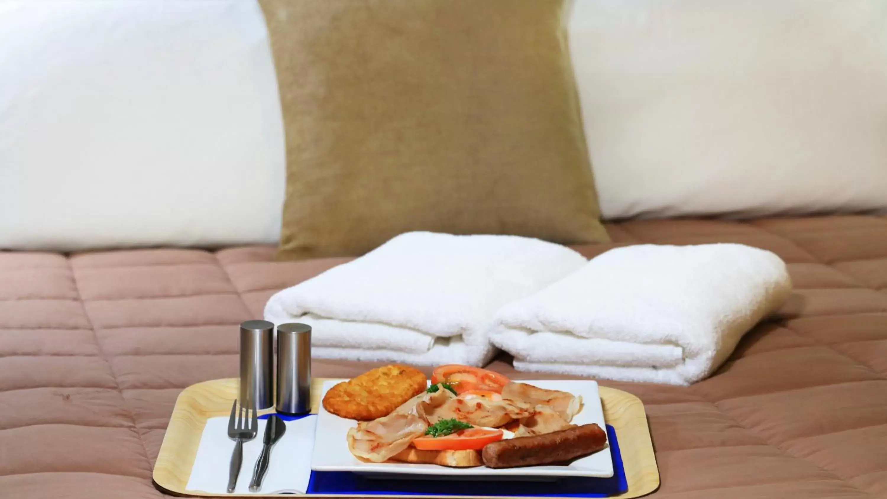 Breakfast, Bed in Matthew Flinders Motor Inn