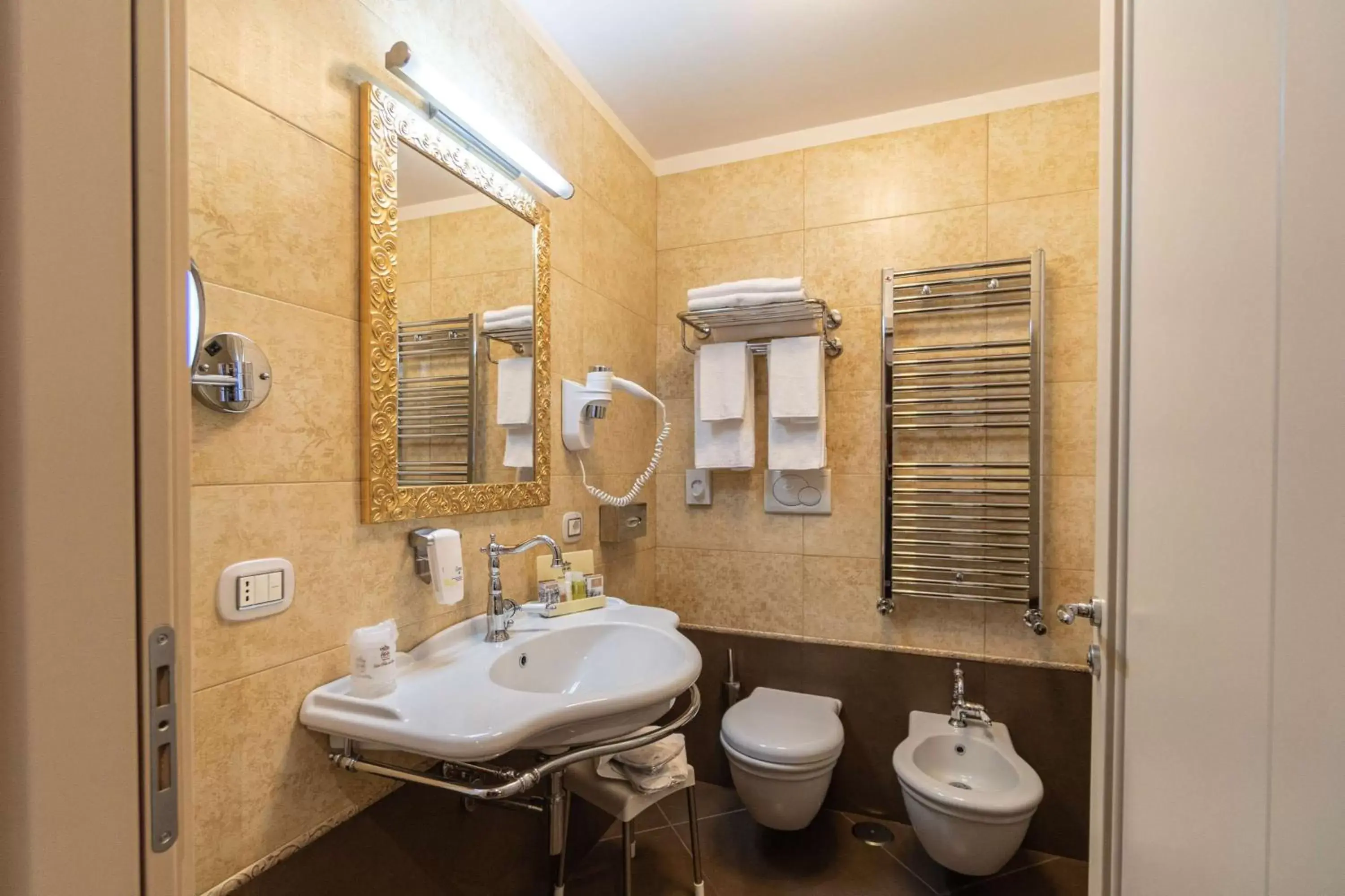 Bathroom in Best Western Plus Hotel Perla Del Porto