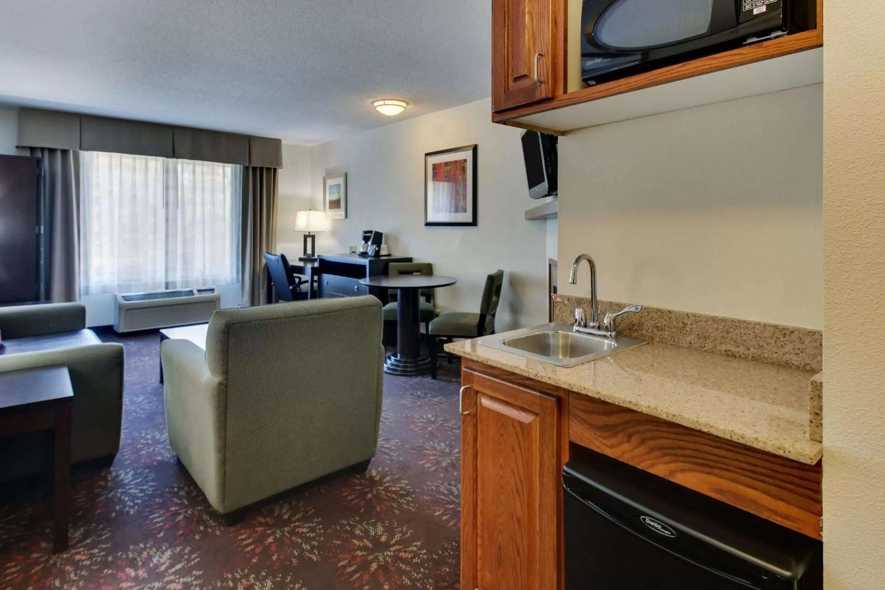 Photo of the whole room, Kitchen/Kitchenette in Holiday Inn Express Hotel & Suites Lancaster-Lititz, an IHG Hotel