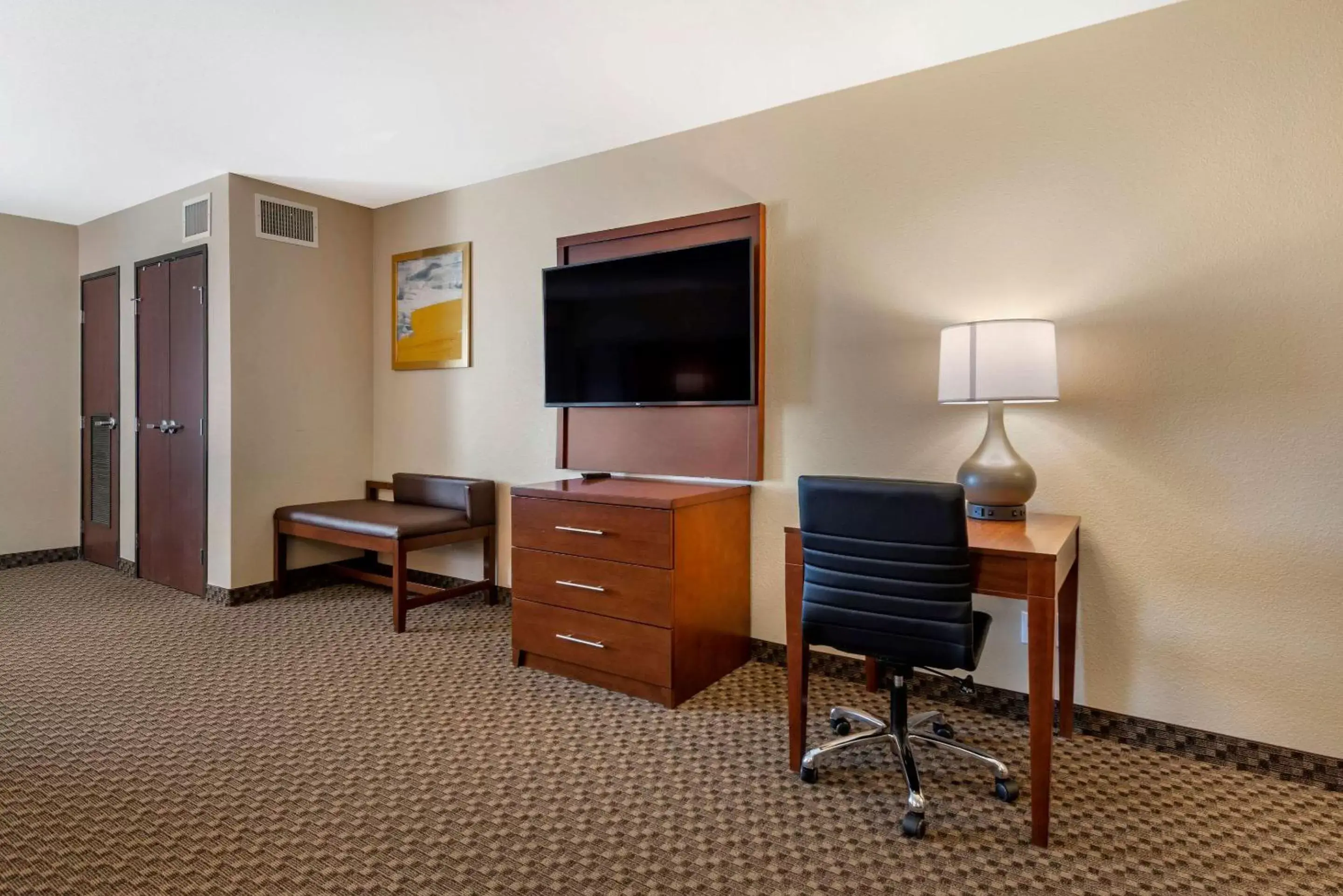 Bedroom, TV/Entertainment Center in Comfort Suites Broomfield-Boulder/Interlocken