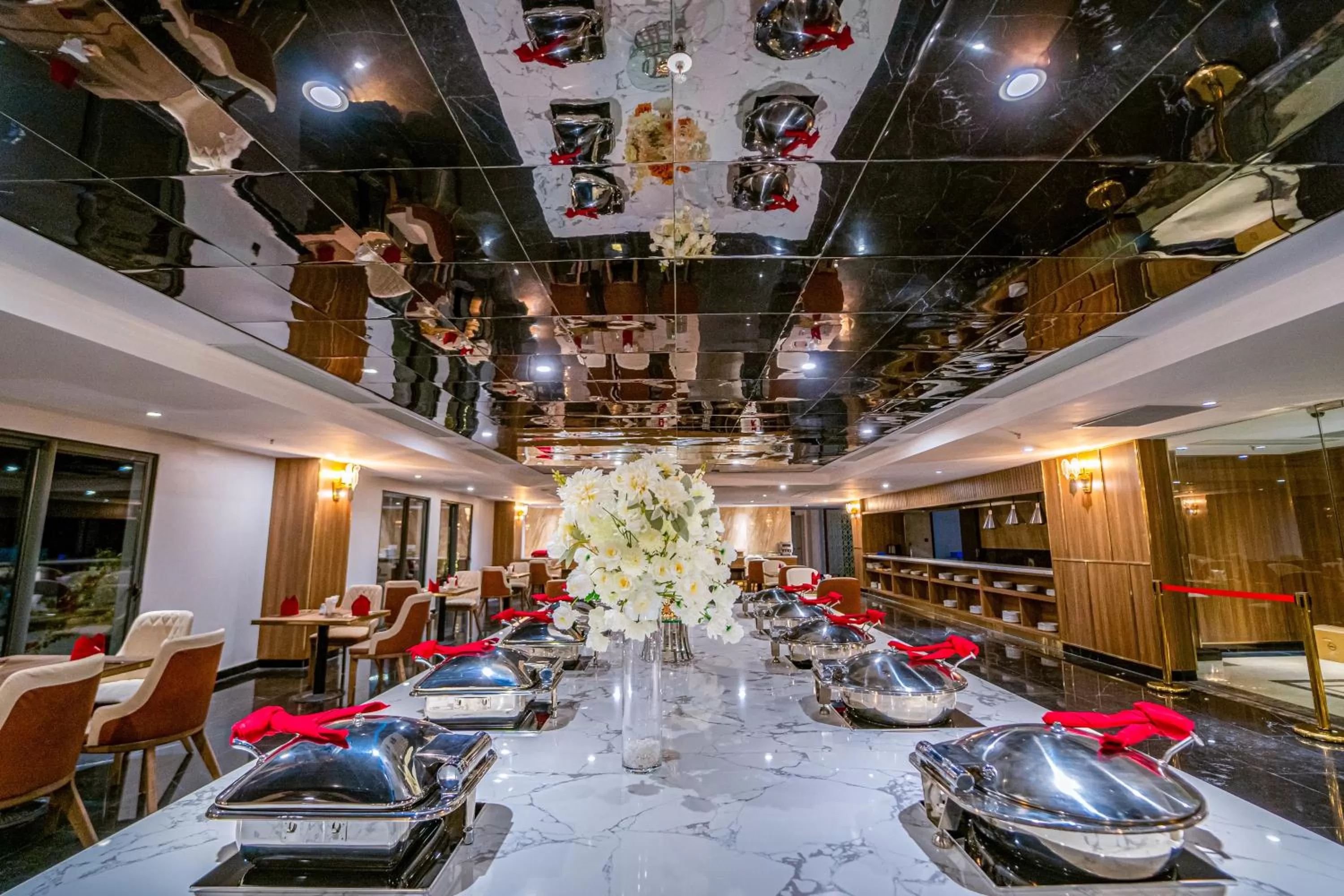 Restaurant/places to eat in Paddington Hotel Halong Bayview