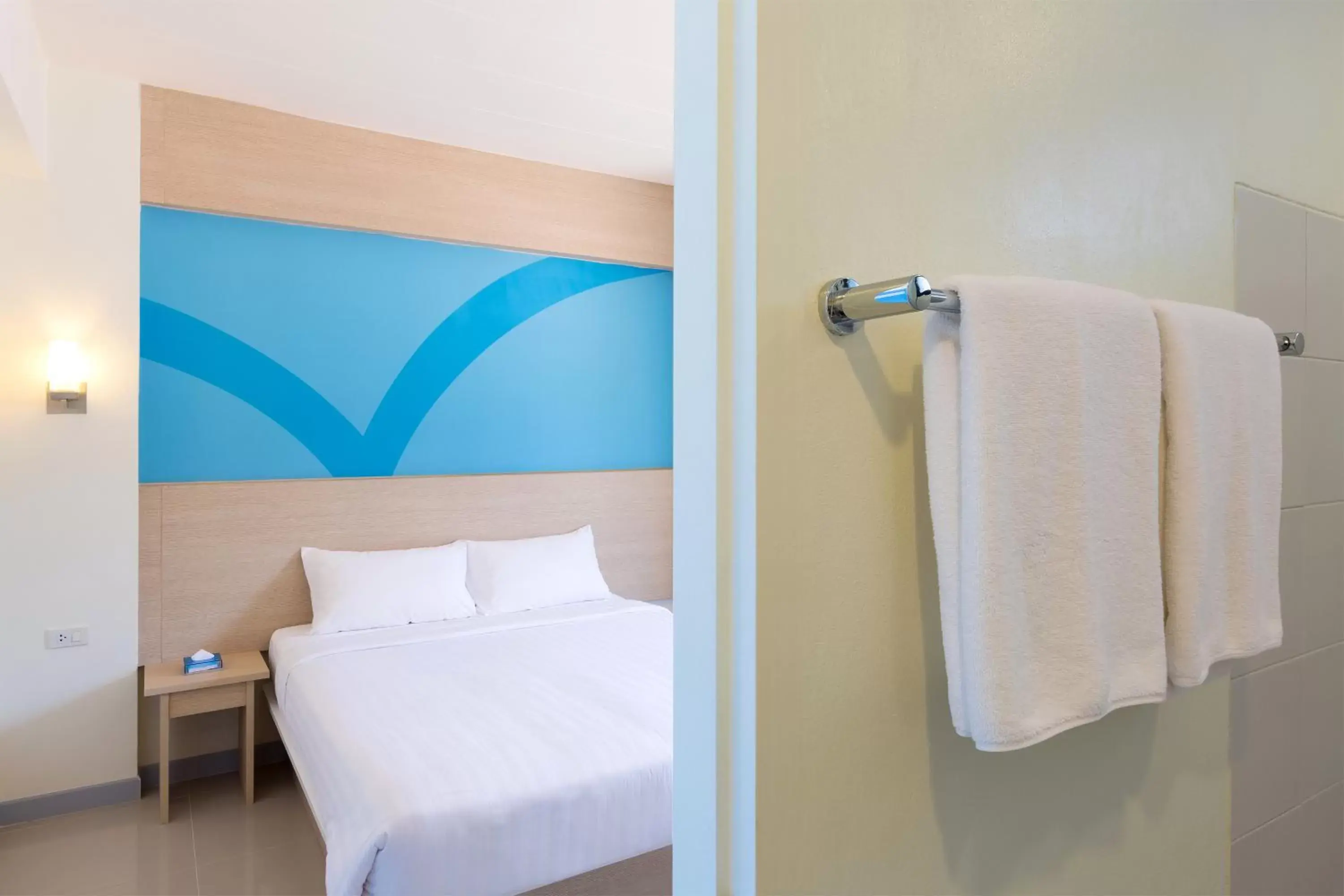 Bathroom, Bed in Hop Inn Hotel Makati Avenue Manila