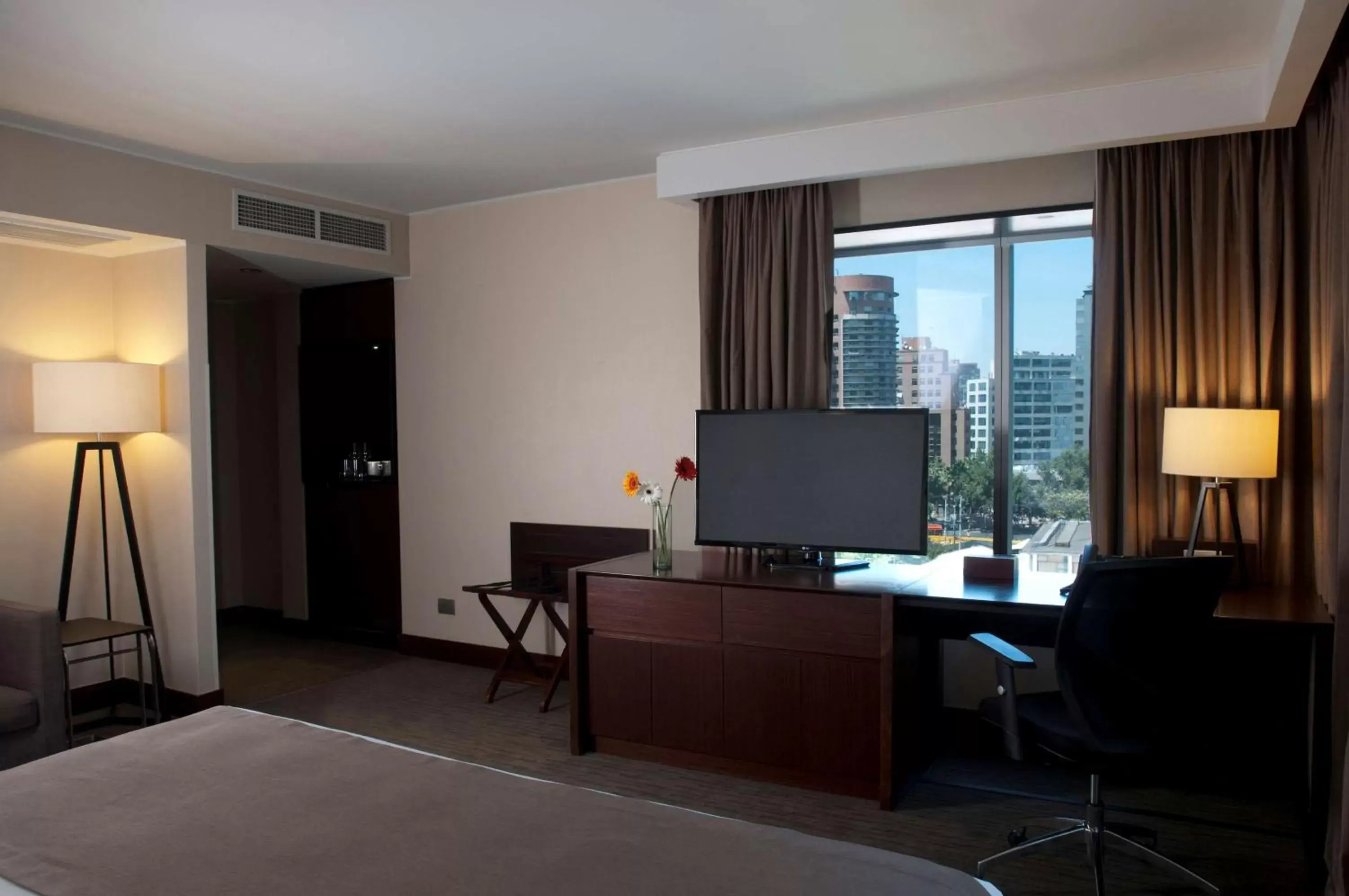 Bed, TV/Entertainment Center in DoubleTree by Hilton Santiago - Vitacura