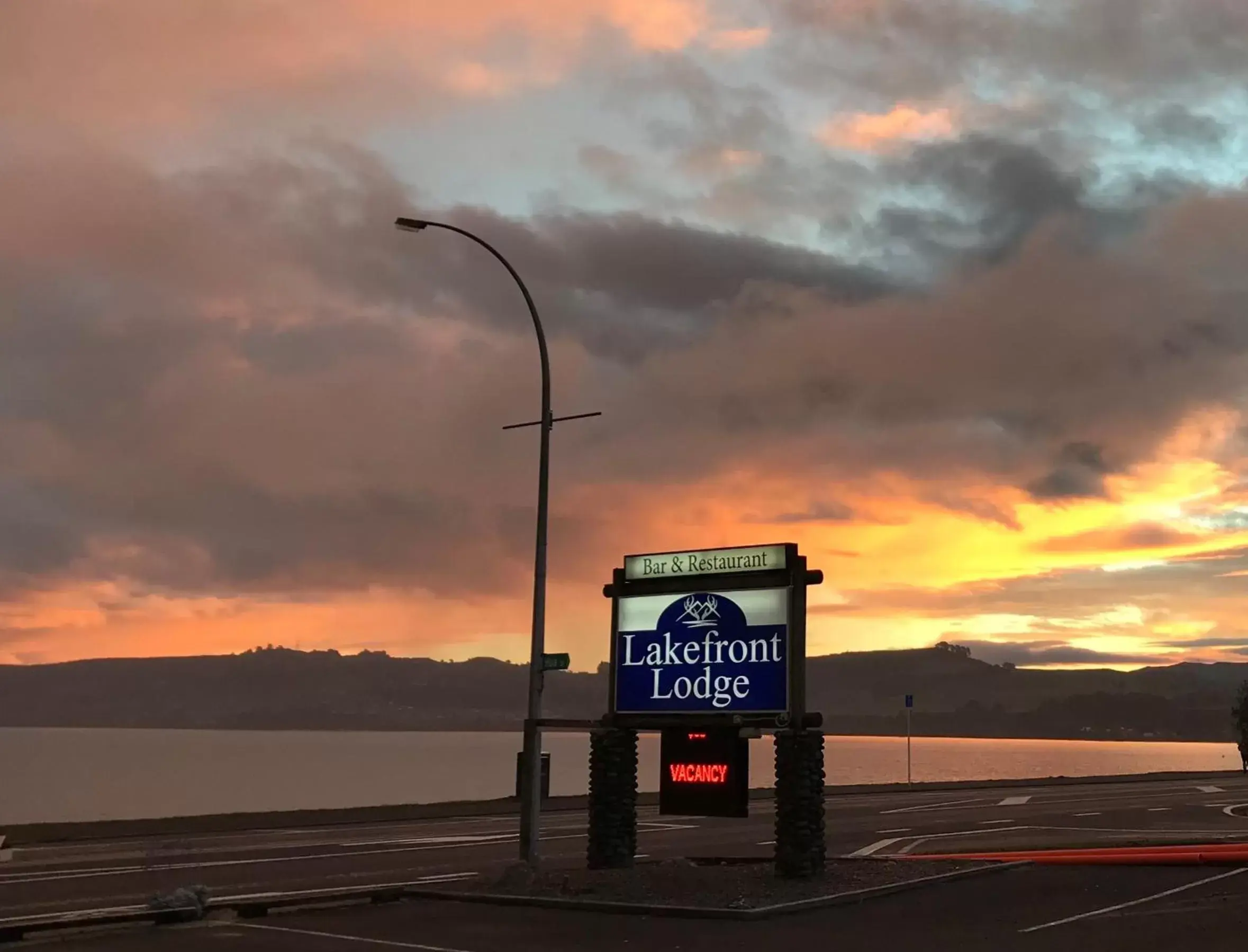 Sunset, Sunrise/Sunset in Lakefront Lodge Taupo