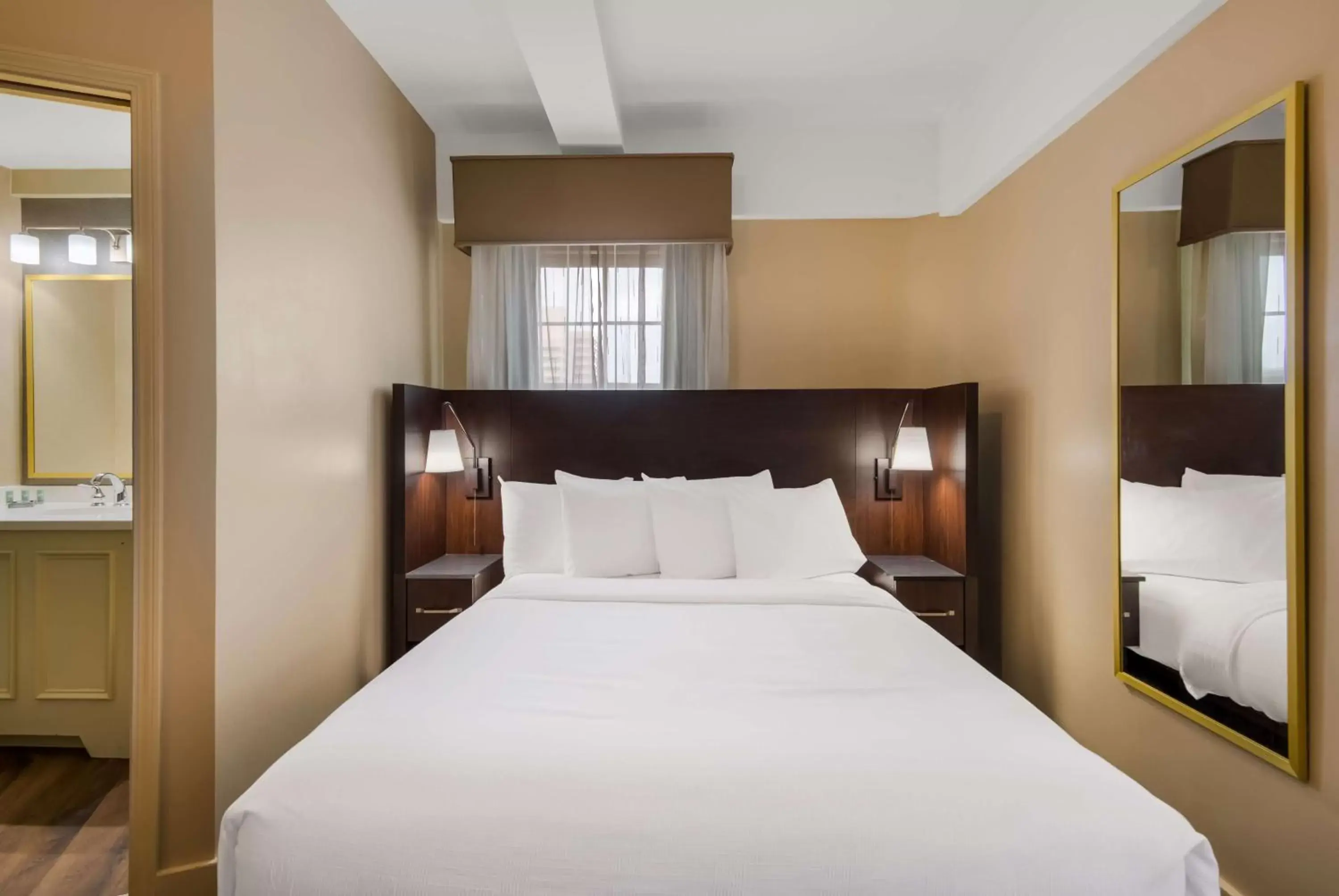 Bedroom, Bed in Best Western Syracuse Downtown Hotel and Suites