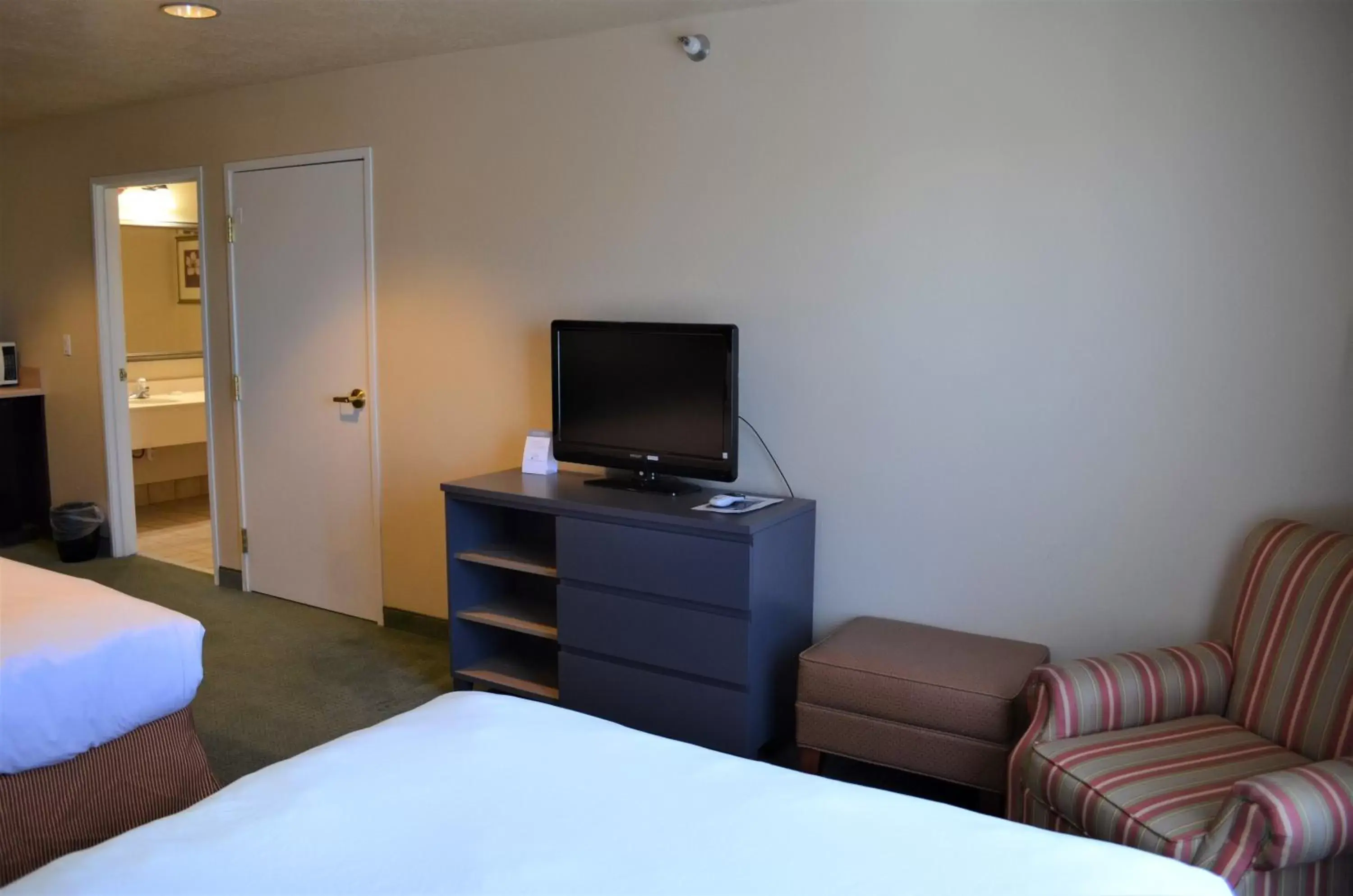 Seating area, TV/Entertainment Center in Country Inn & Suites by Radisson, West Valley City, UT