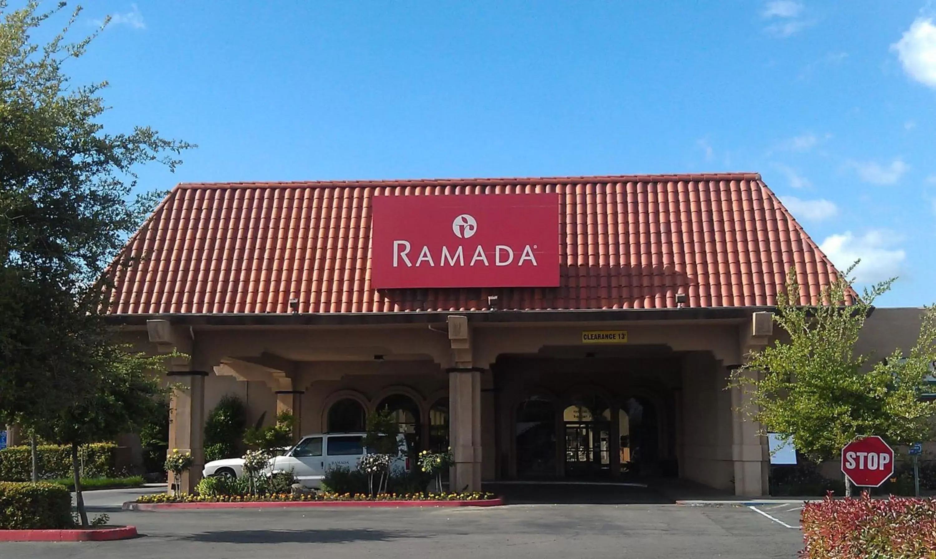 Property building in Ramada by Wyndham Fresno North Property building in Ramada by Wyndham Fresno North