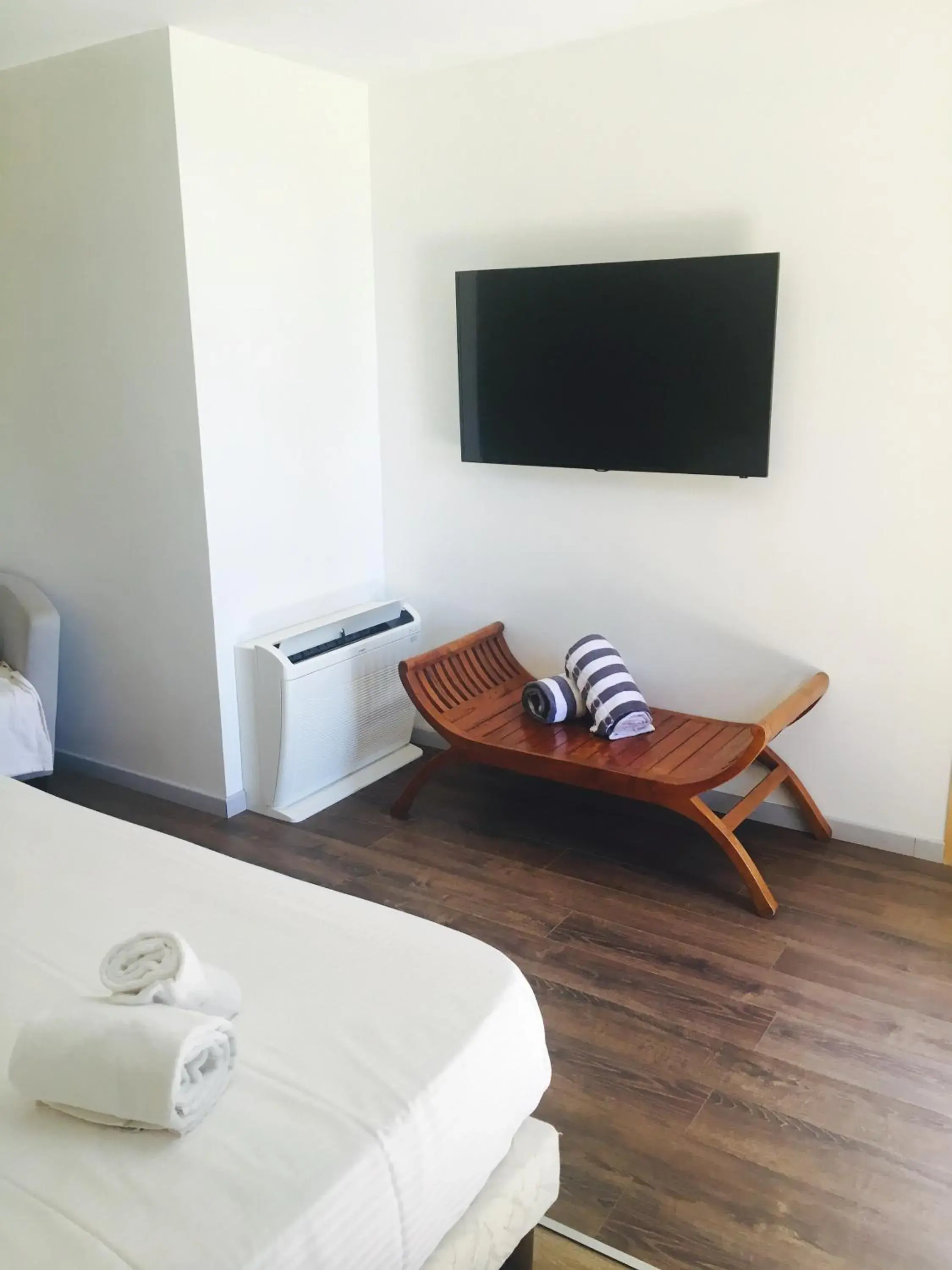 Bedroom, TV/Entertainment Center in Hotel Les Hauts de Porto-Vecchio
