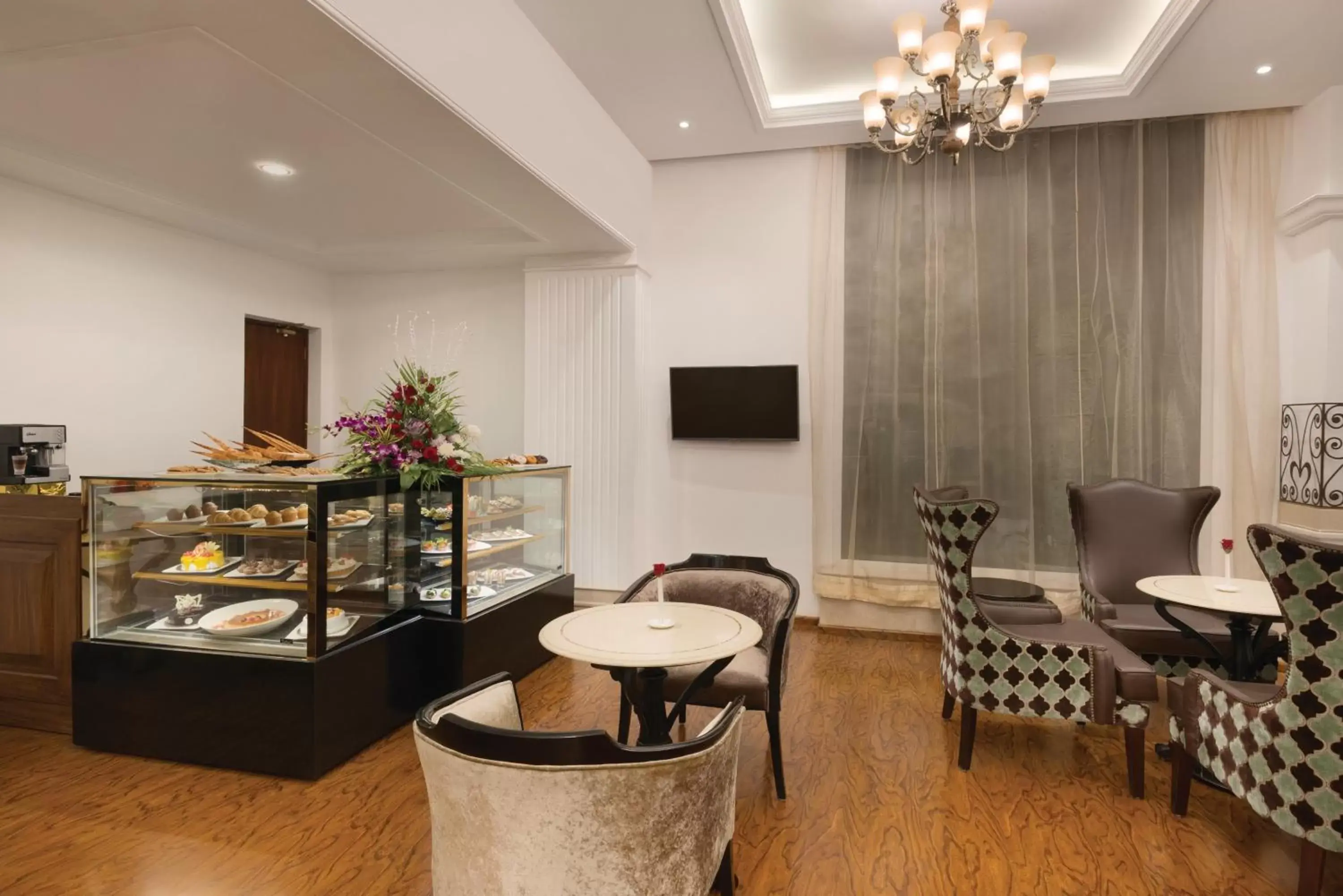 Restaurant/places to eat, Seating Area in Ramada Plaza By Wyndham, Chandigarh Zirakpur