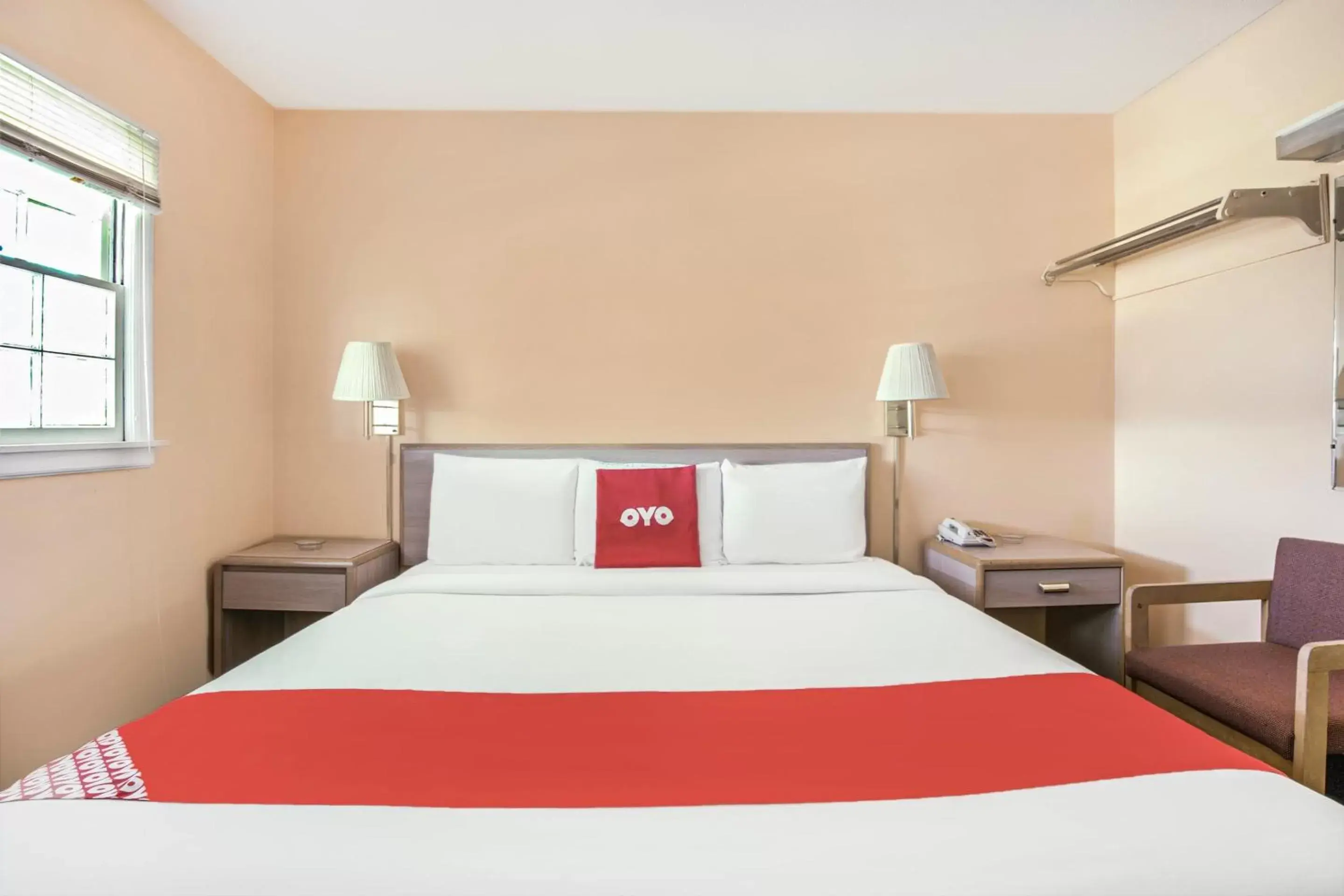 Bedroom, Bed in OYO Hotel Durham West Hills