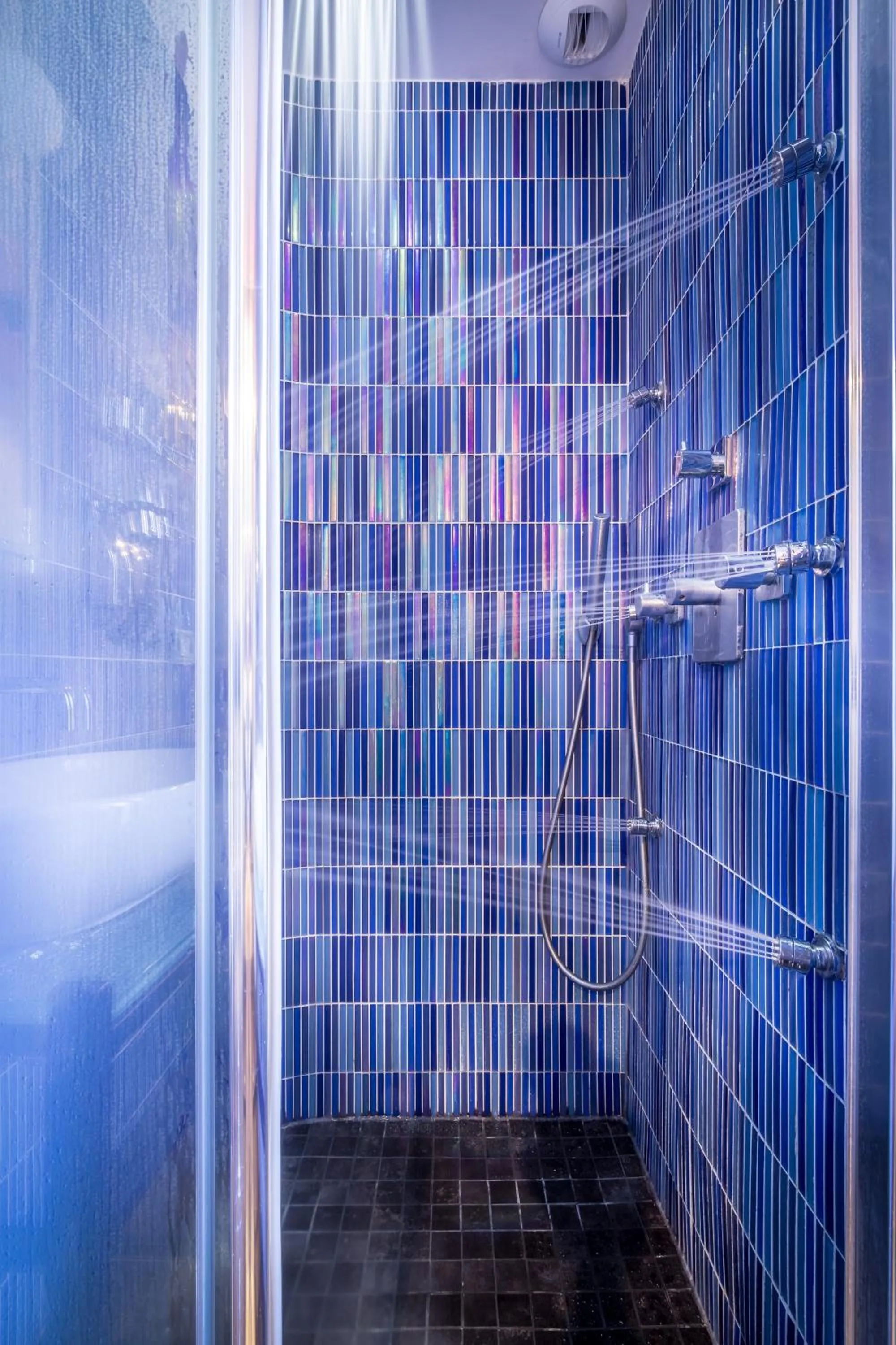 Shower in Apostrophe Hôtel