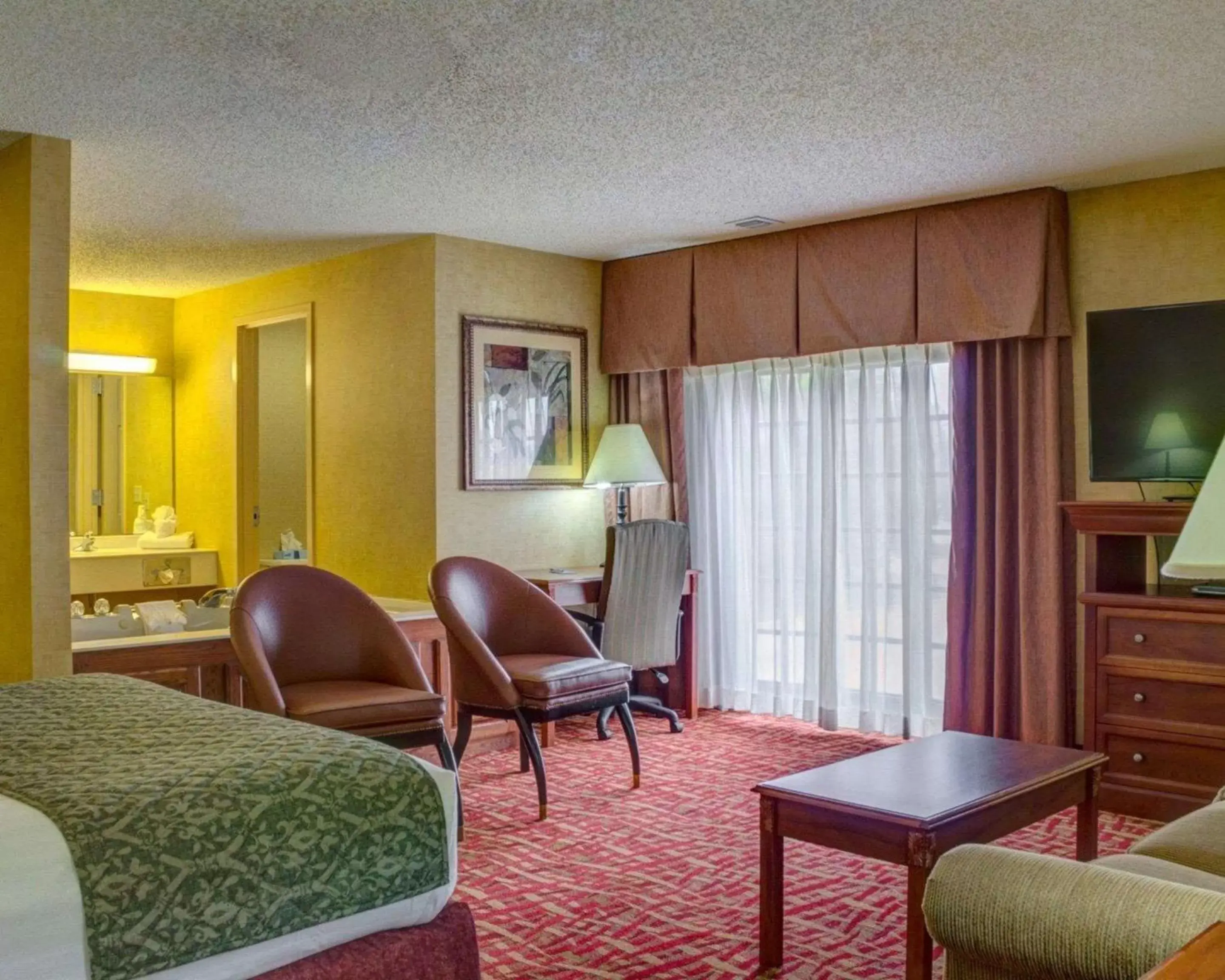 Photo of the whole room, Seating Area in Rodeway Inn Columbia Mall Loop