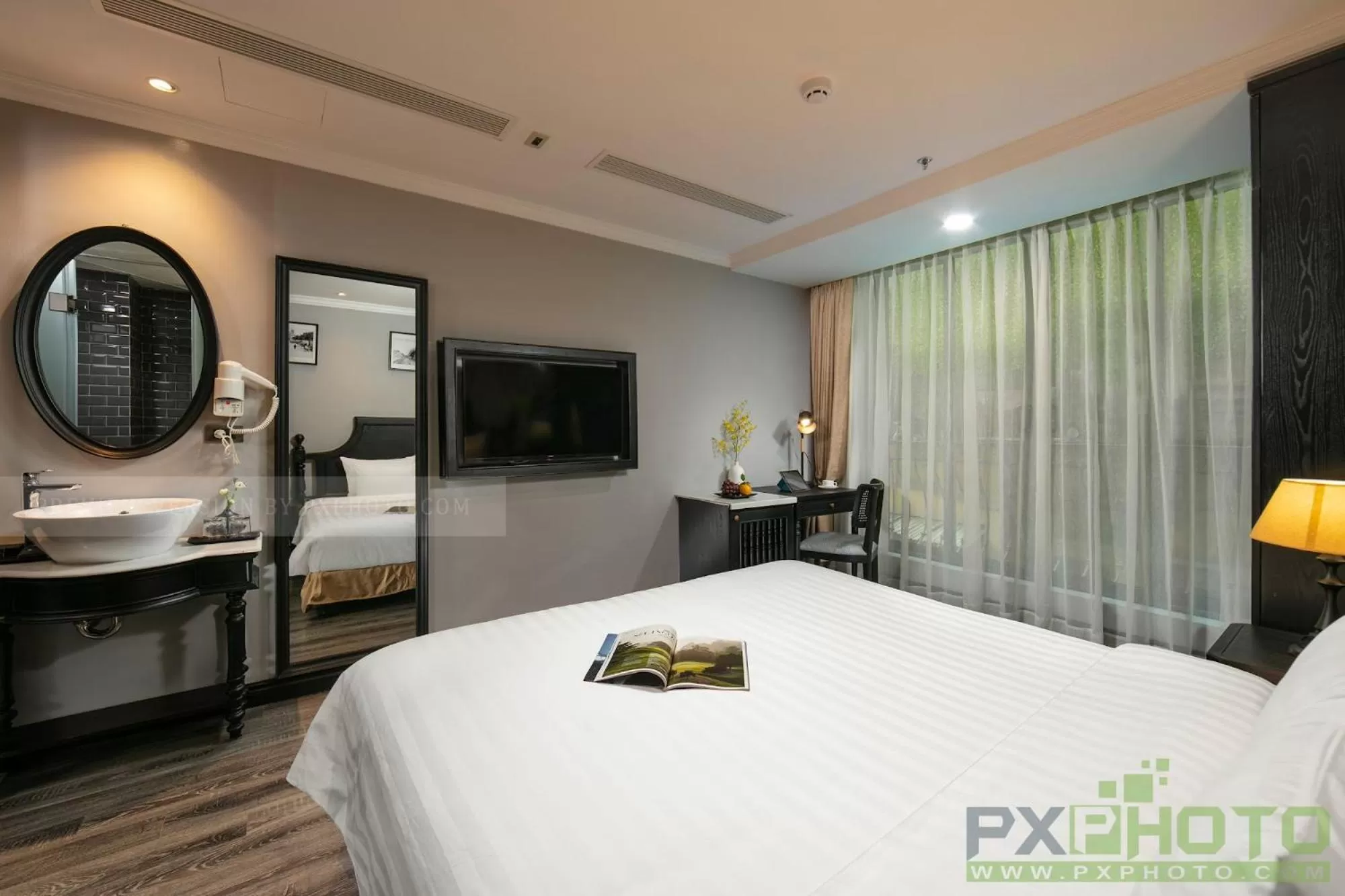 Communal lounge/ TV room, Bed in Hanoi Paradise Center Hotel & Spa