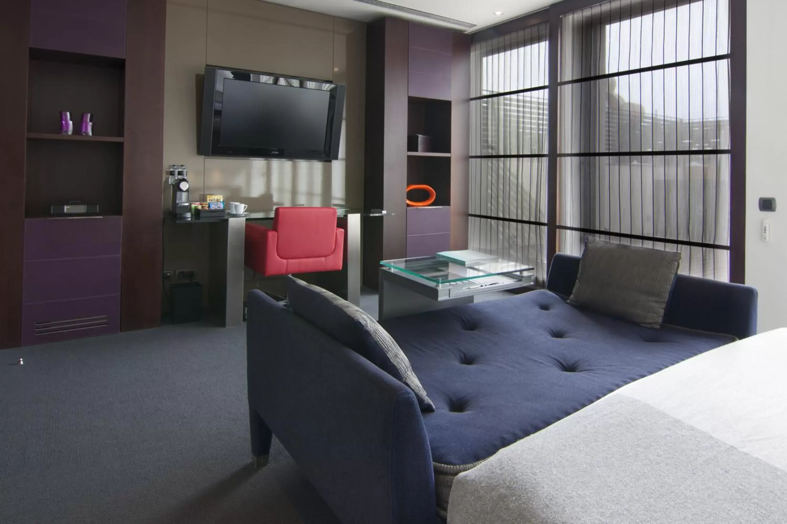 Bedroom, TV/Entertainment Center in Sixtytwo Hotel