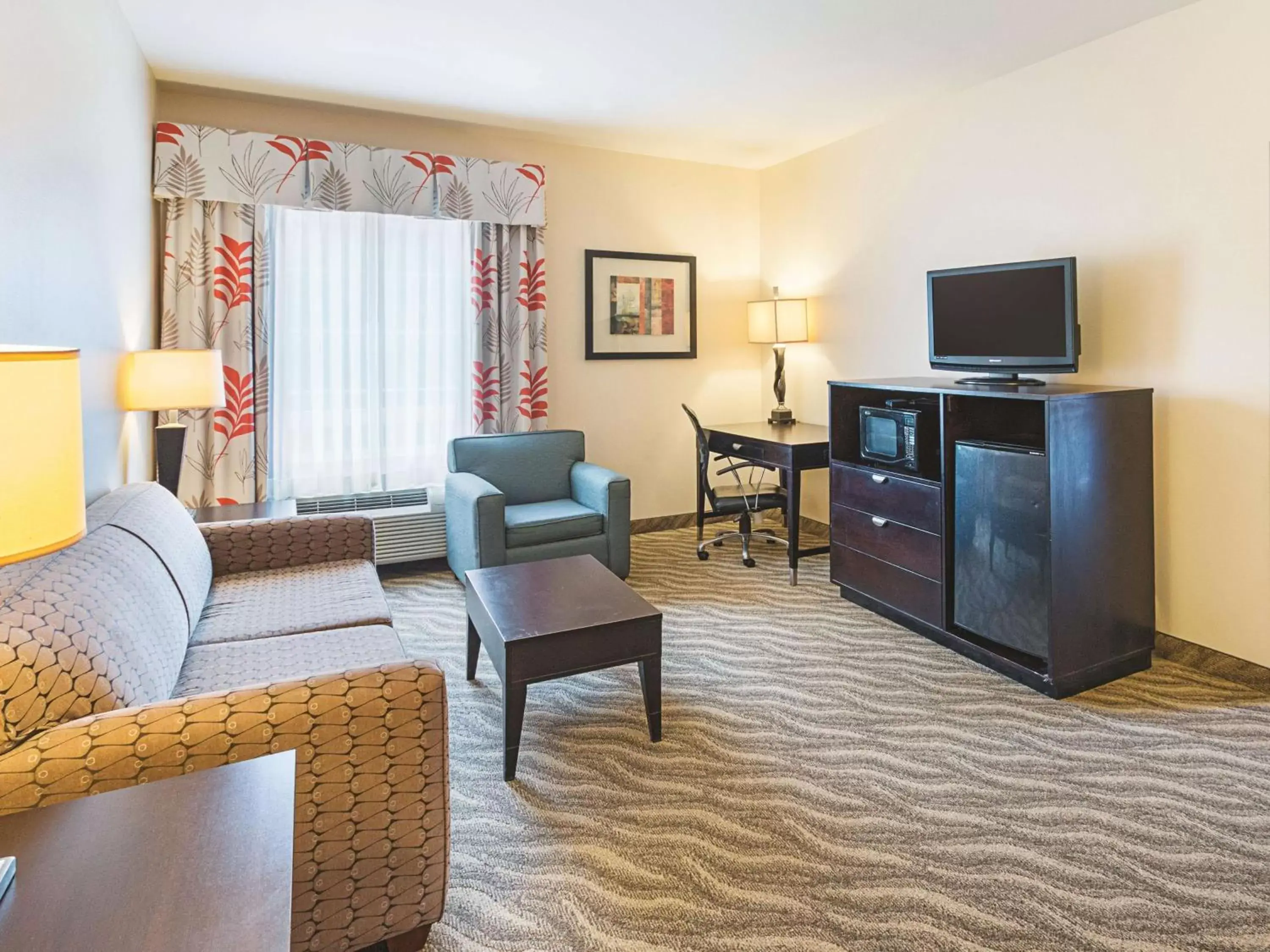 Photo of the whole room, Seating Area in La Quinta by Wyndham Glen Rose