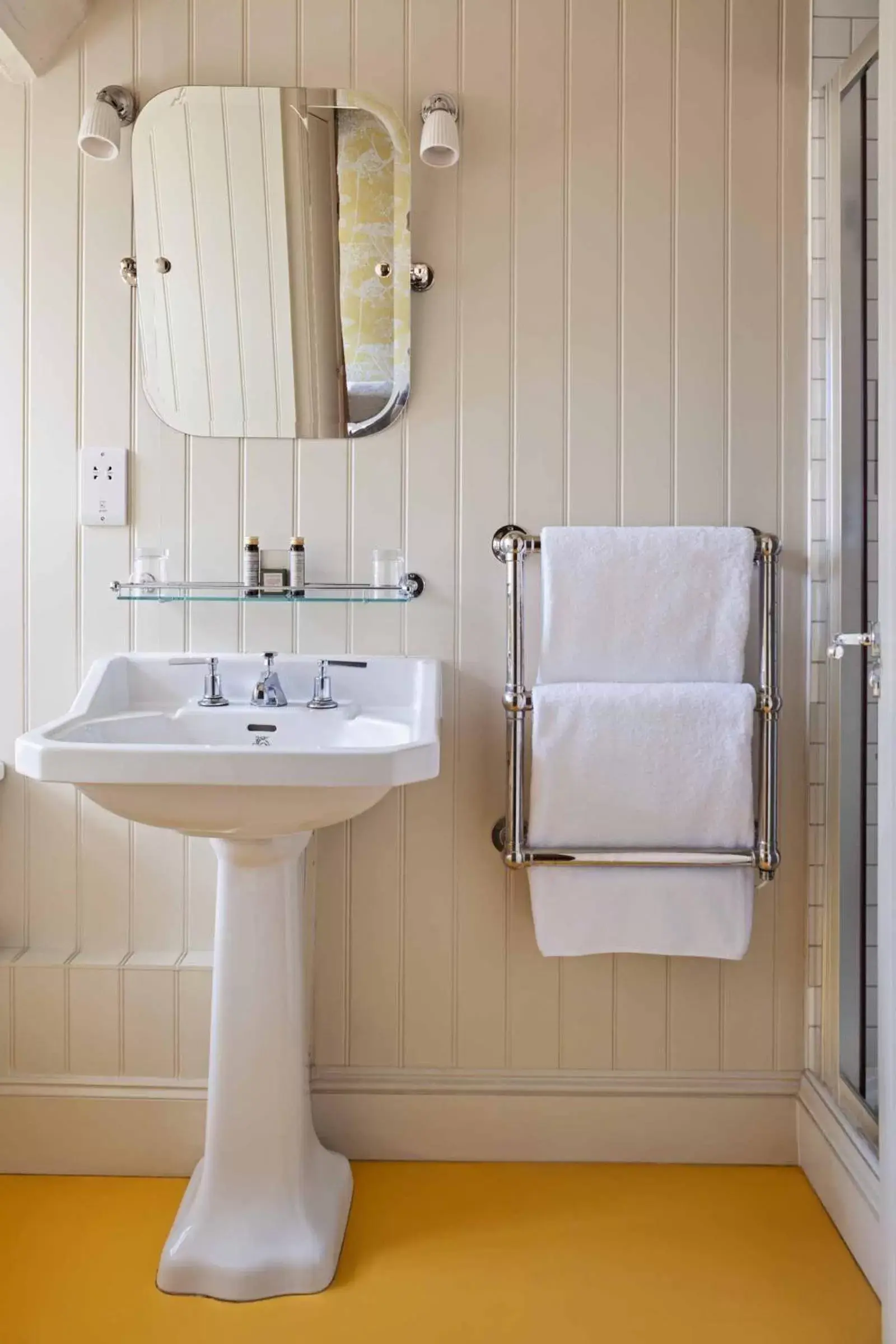 Bathroom in The Falstaff in Canterbury