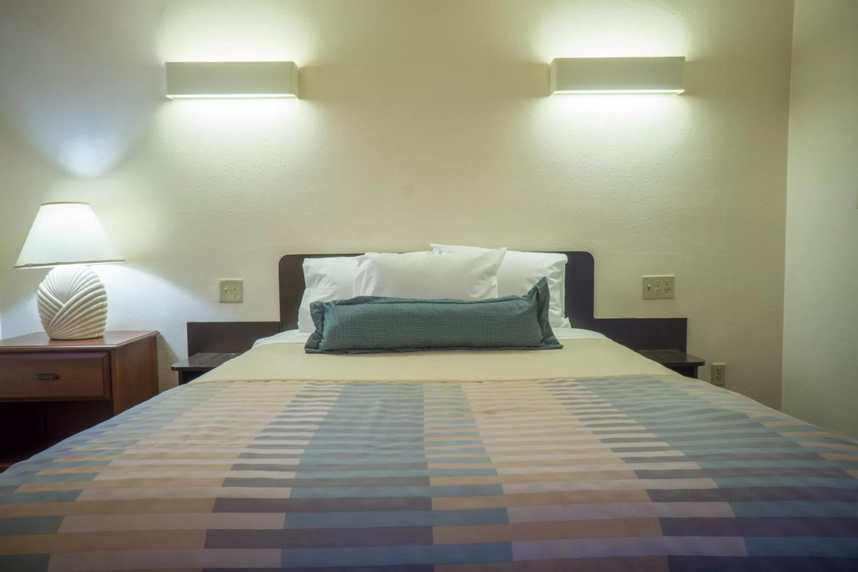 Bedroom, Bed in Sunnyside Inn and Suites Bedroom, Bed in Sunnyside Inn and Suites