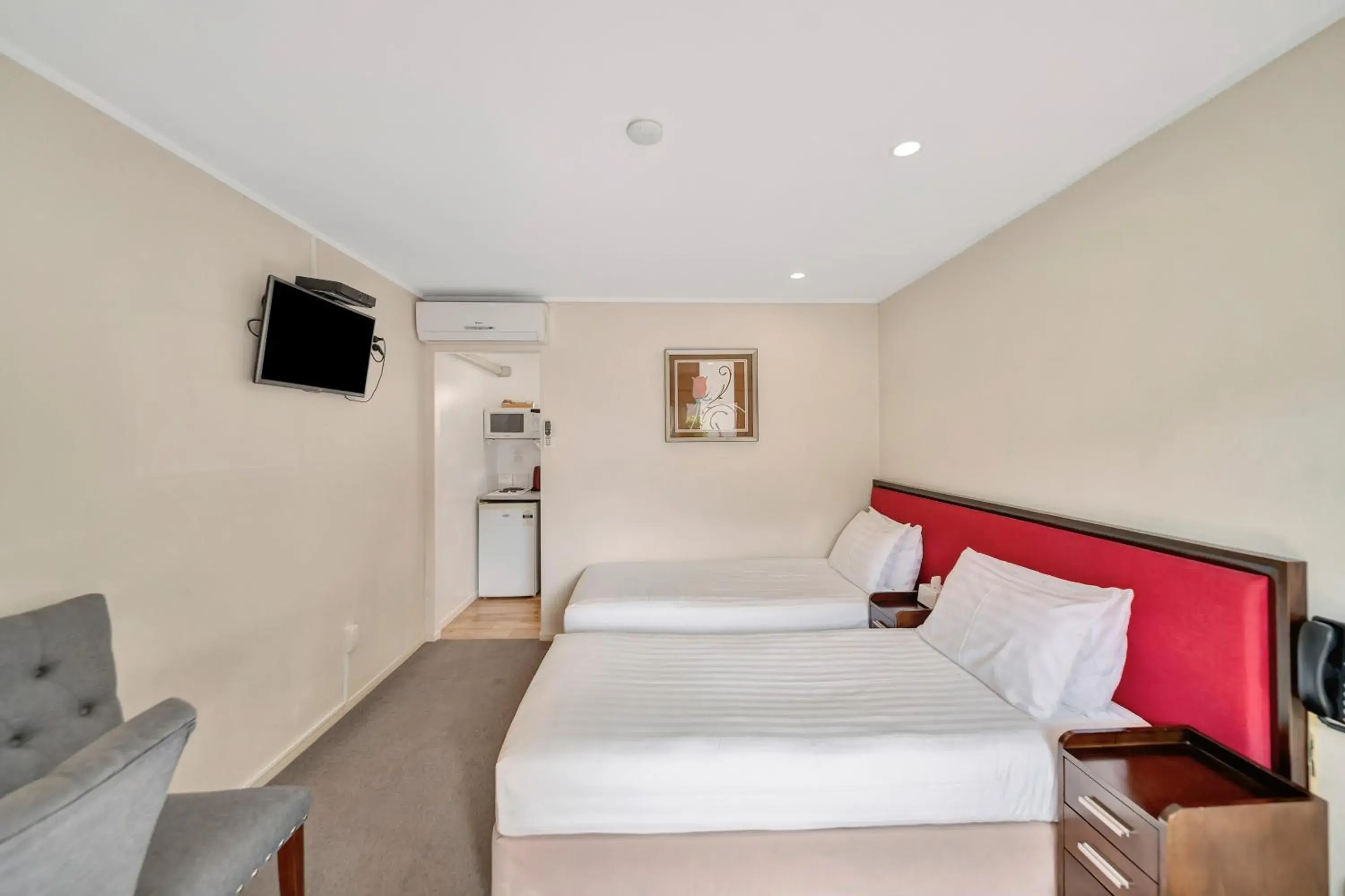 Bed in Tudor Court Motor Lodge Hotel