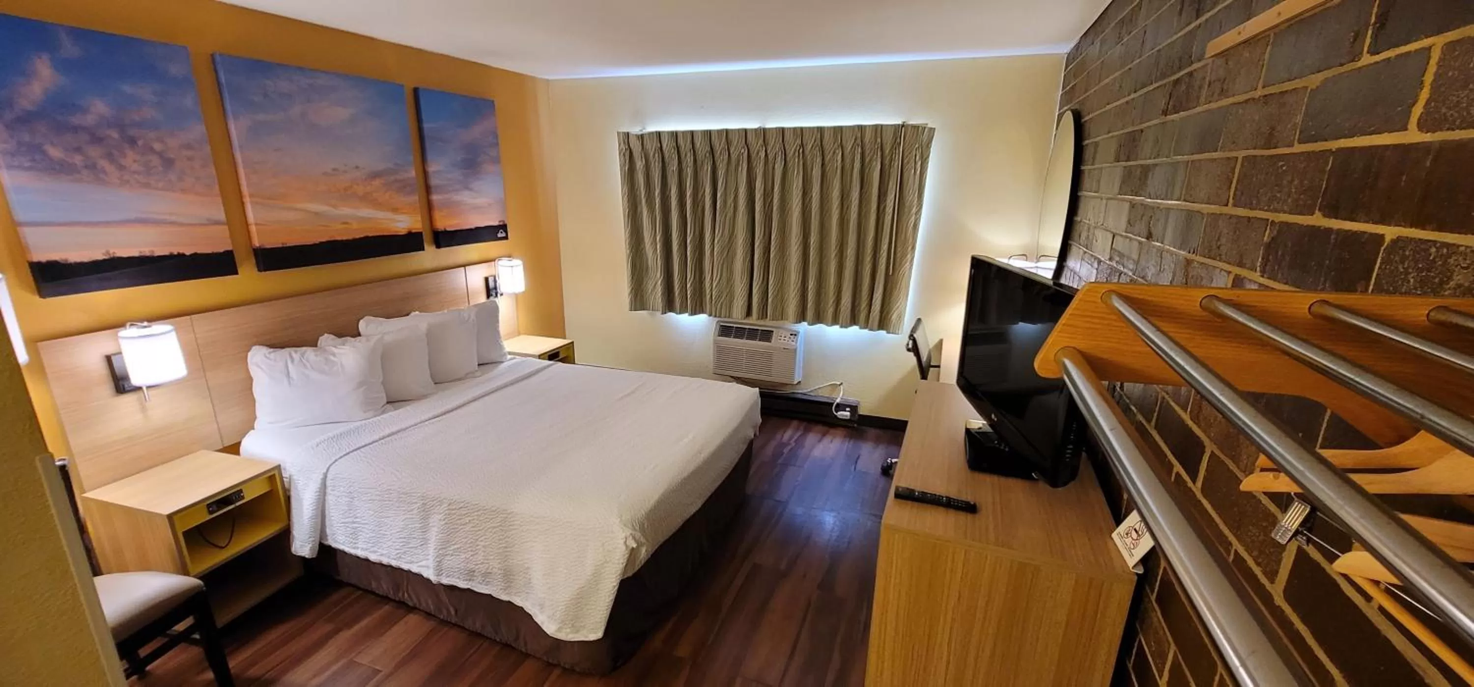 Photo of the whole room, Bed in Days Inn by Wyndham Rockford I-90 Walking Distance to Casino