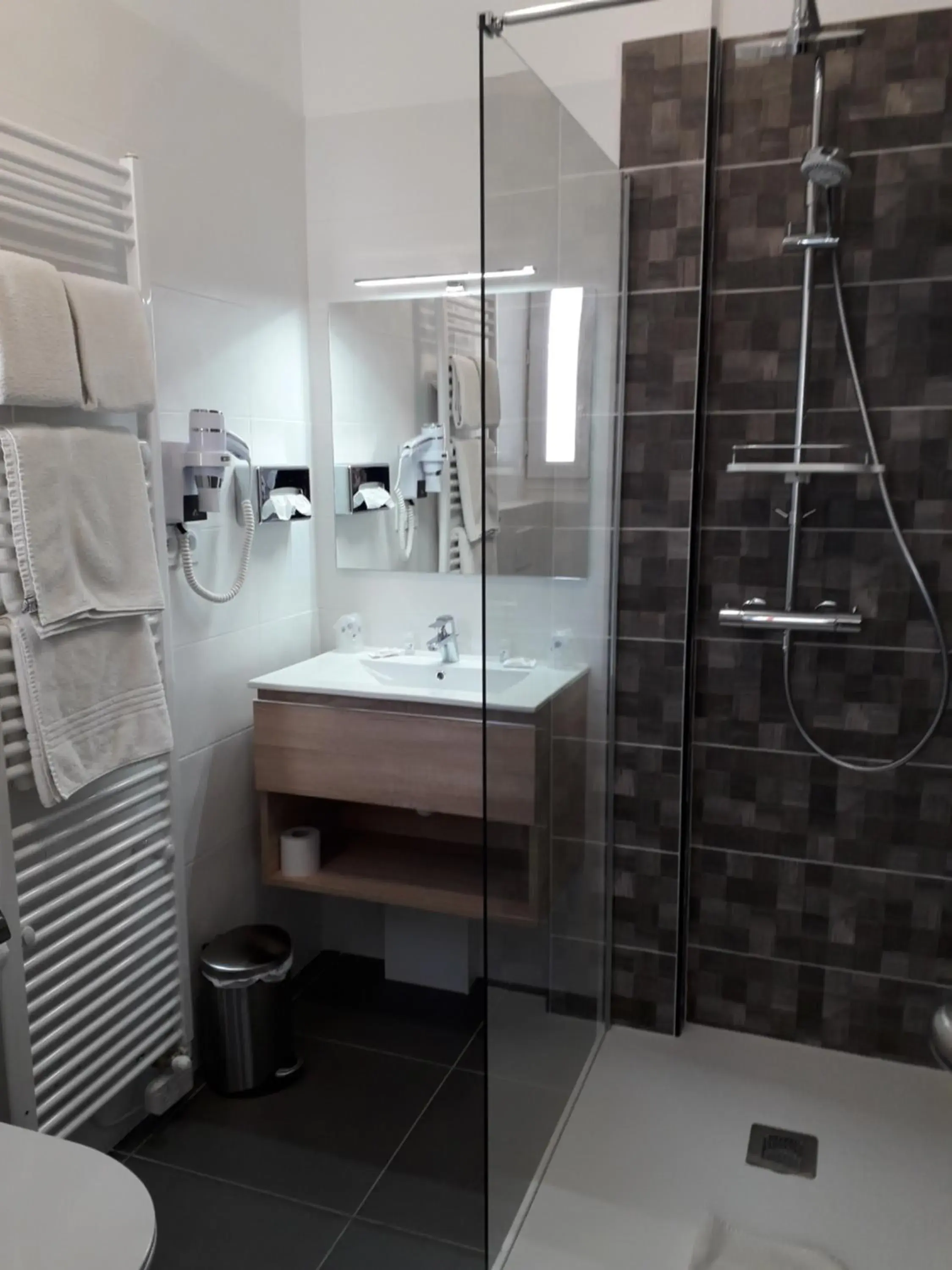 Shower, Bathroom in The Originals Boutique, Hotel Miramar, Royan (Inter-Hotel)