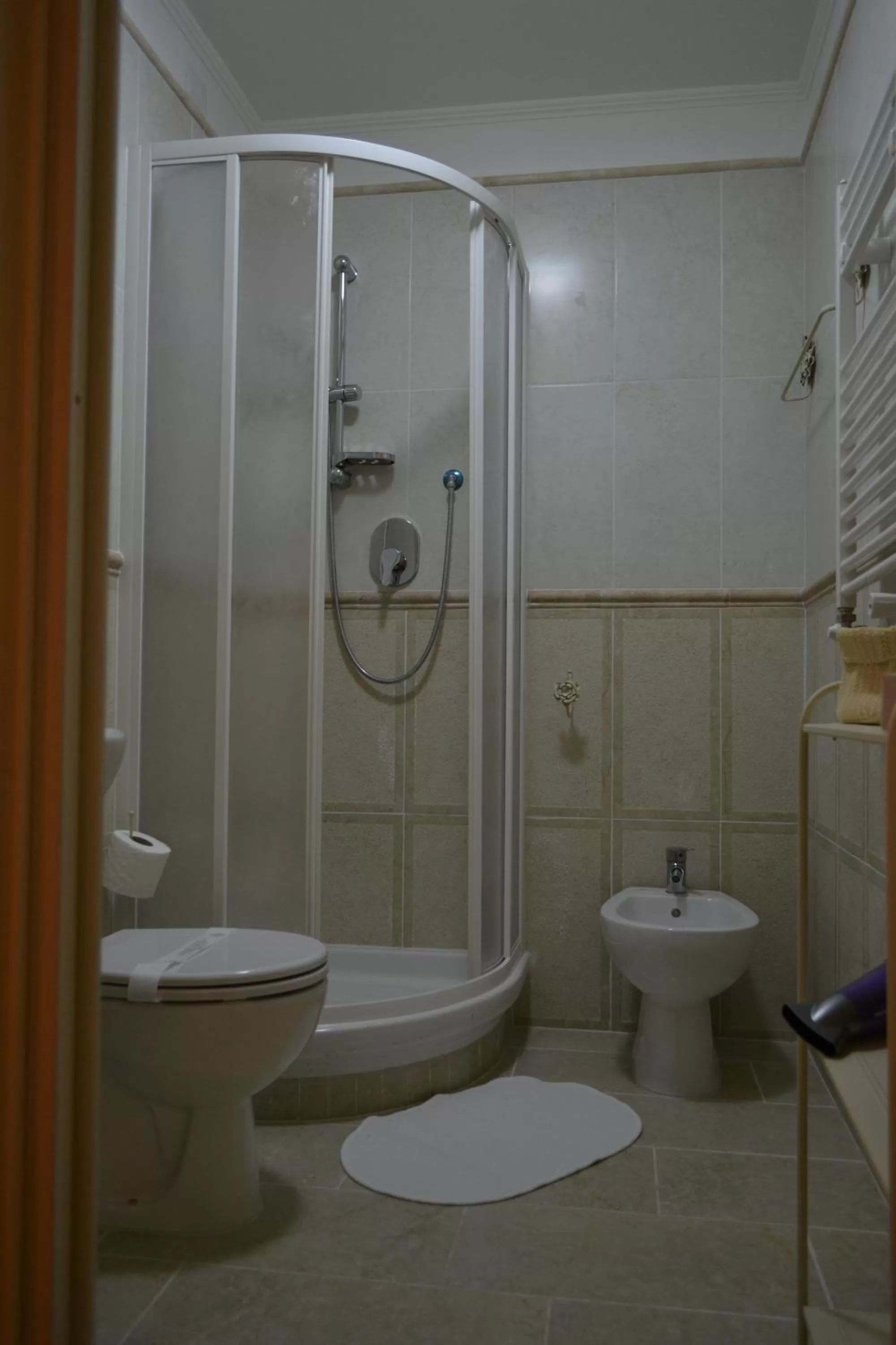 Bathroom in Tucci's Roma Guest House