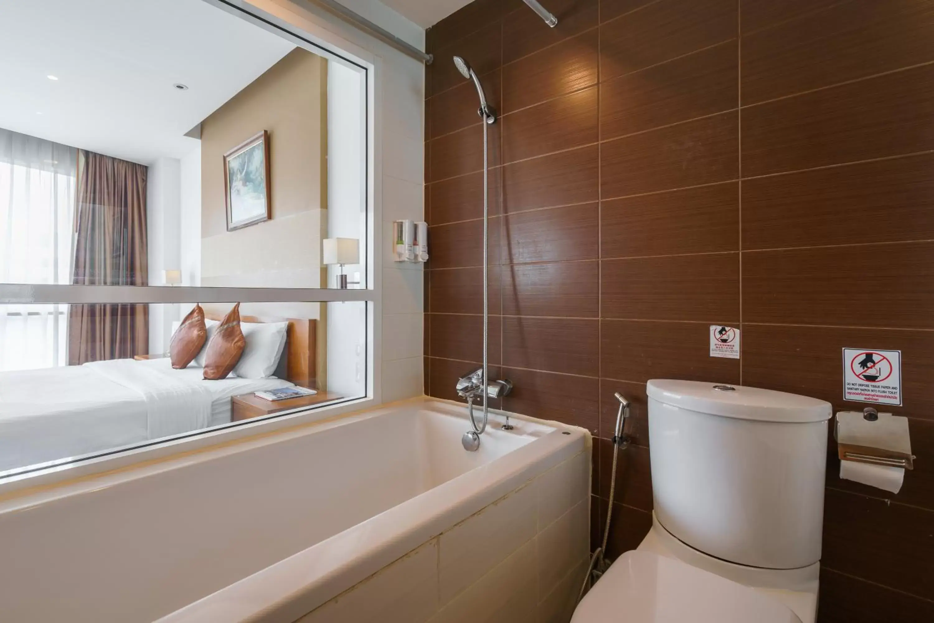 Hot Tub, Bathroom in Lantana Resort Hotel Bangkok