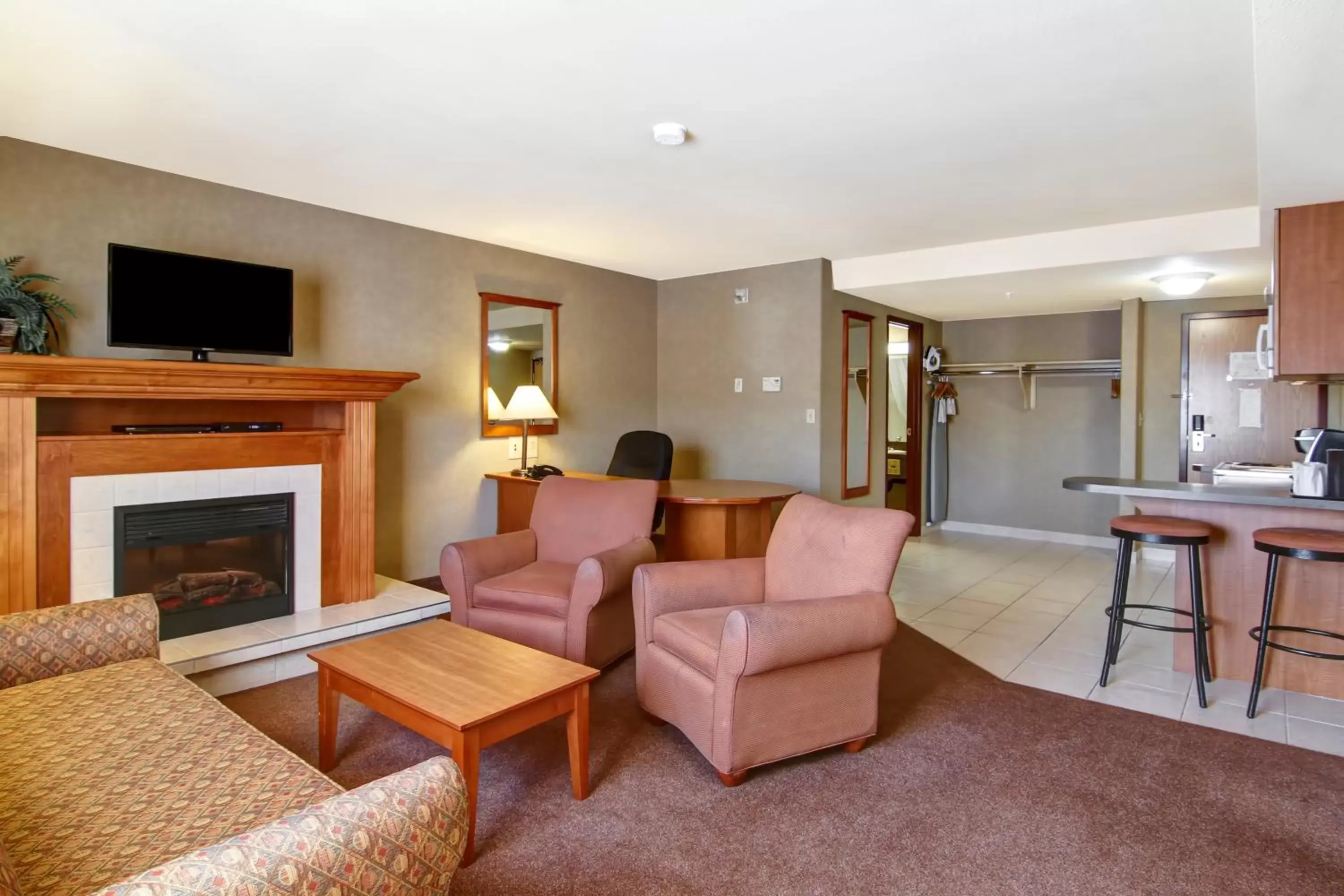 Living room, Seating Area in Ramada by Wyndham Ponoka