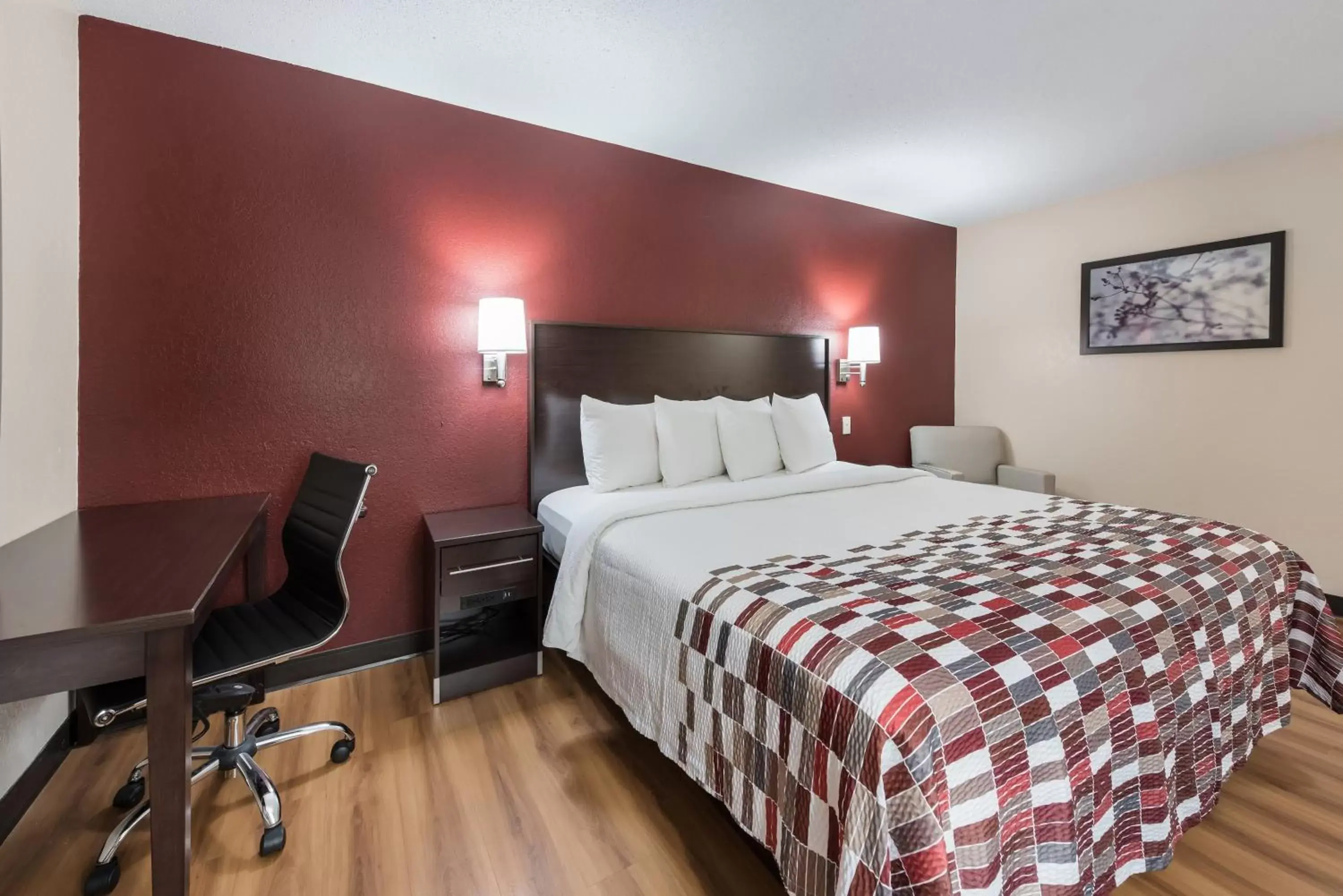 Photo of the whole room, Bed in Red Roof Inn Findlay