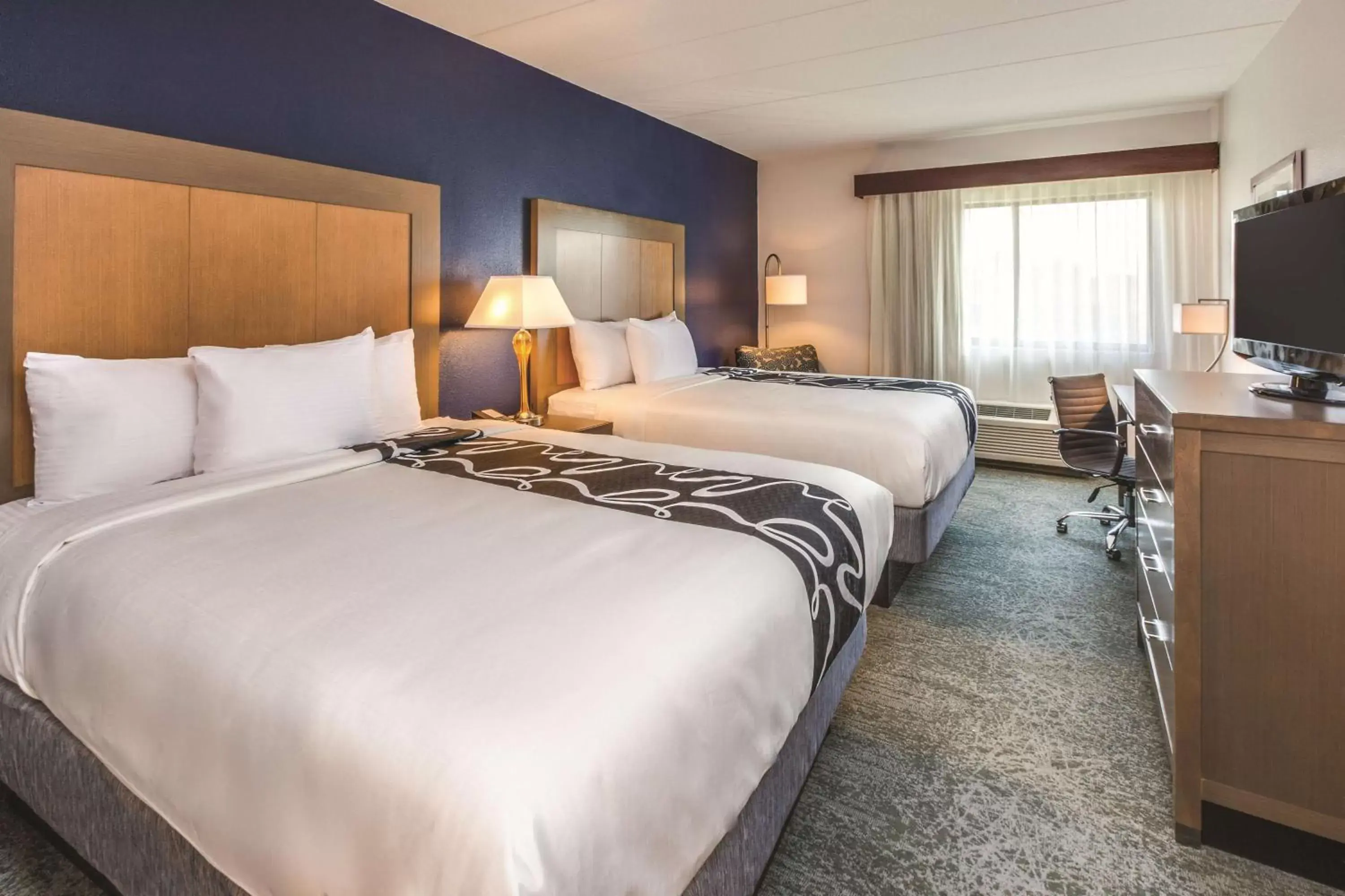 Photo of the whole room, Bed in La Quinta by Wyndham Philadelphia Airport