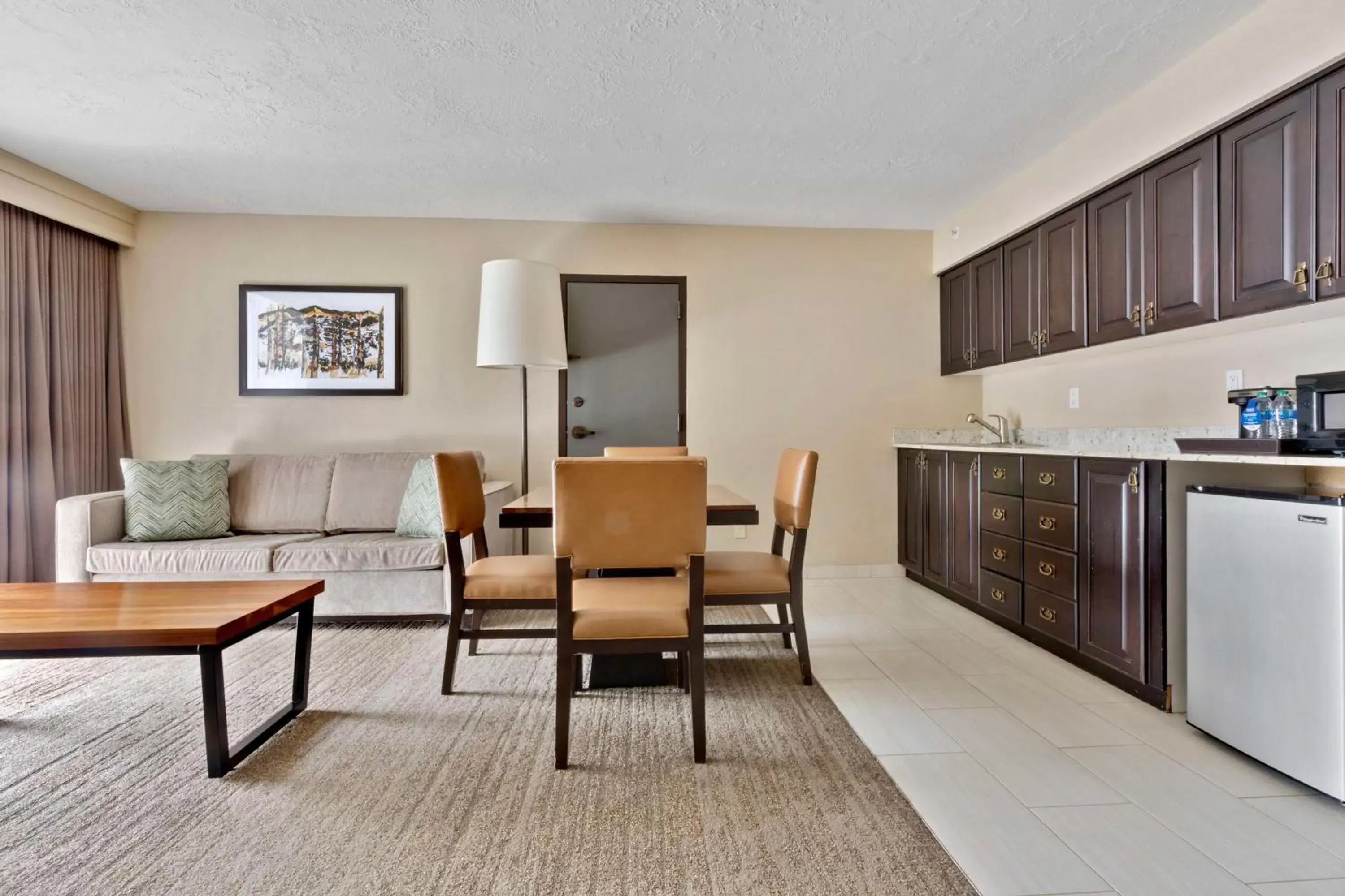Kitchen or kitchenette, Dining Area in DoubleTree by Hilton Park City - The Yarrow