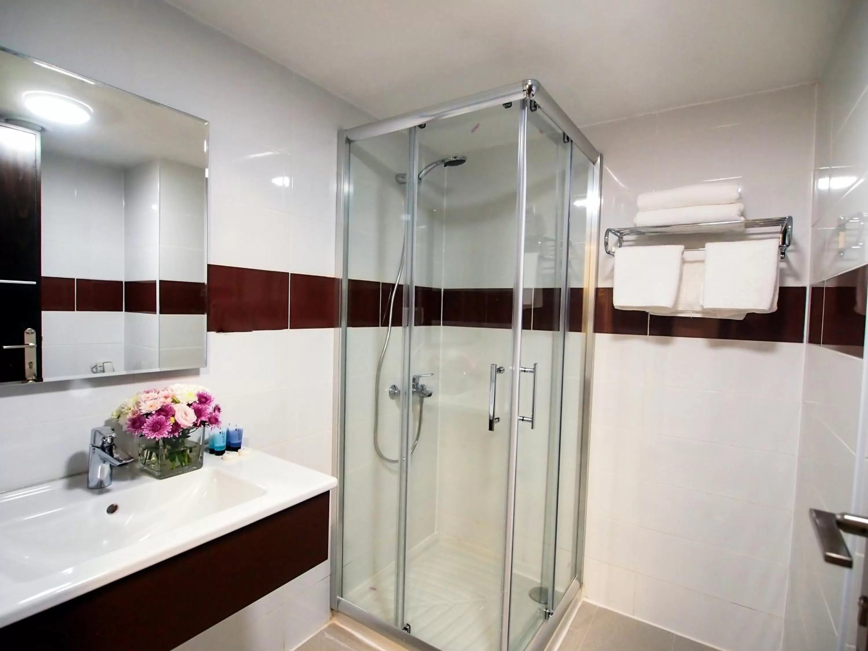 Bathroom in New Capitol Hotel - Jerusalem