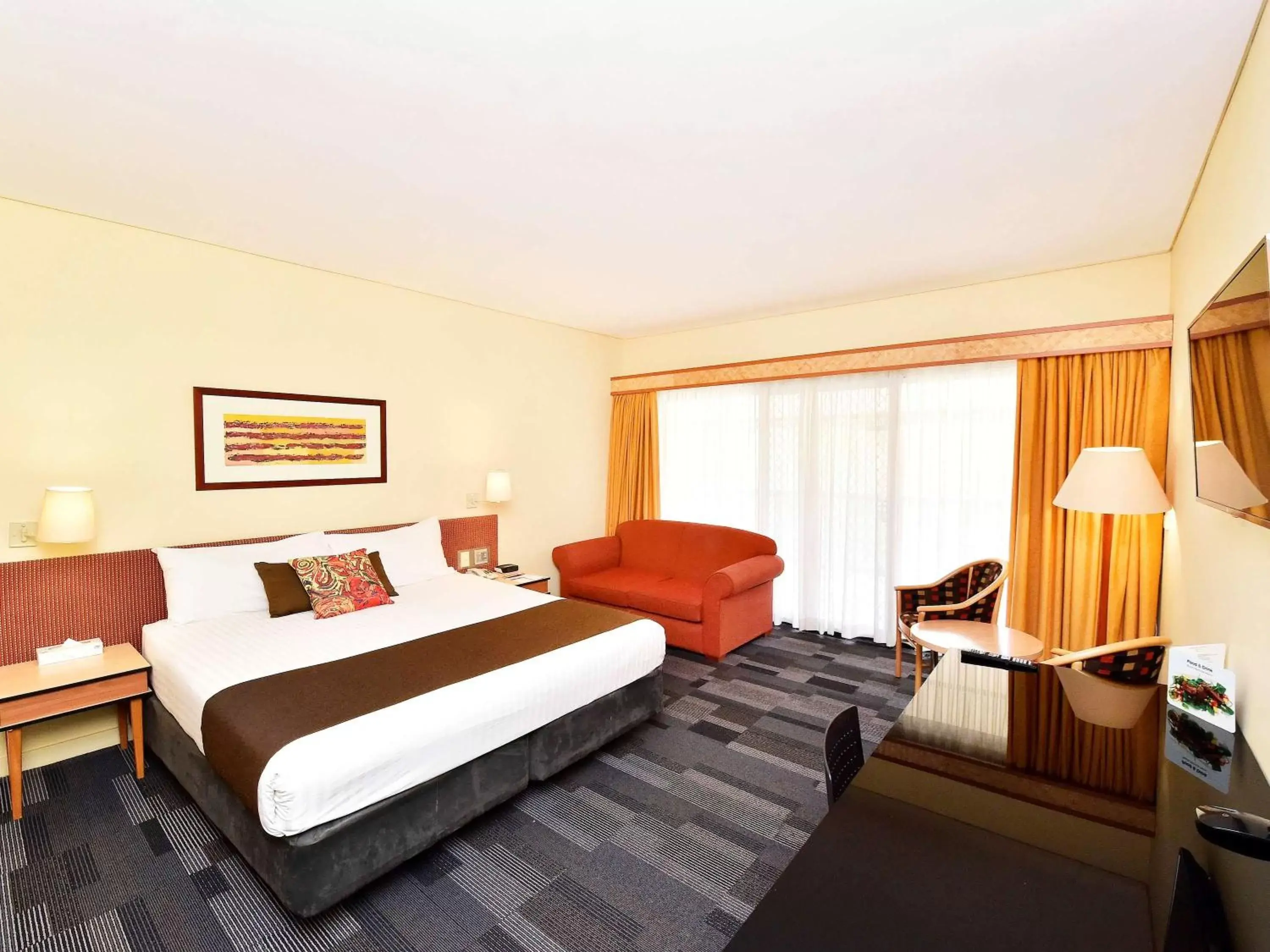 Photo of the whole room, Bed in Mercure Alice Springs Resort
