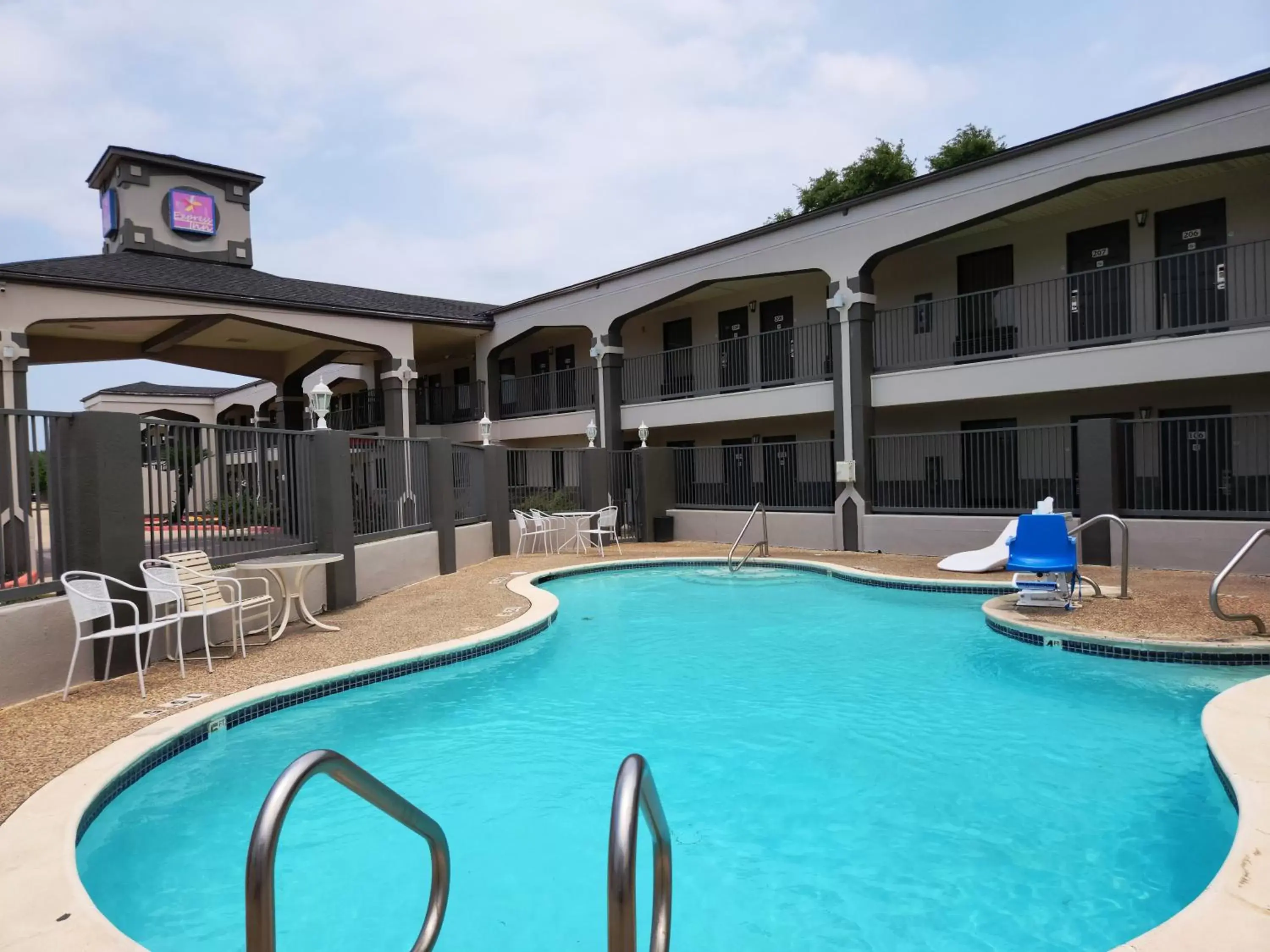 Swimming pool, Property Building in Express Inn Tomball